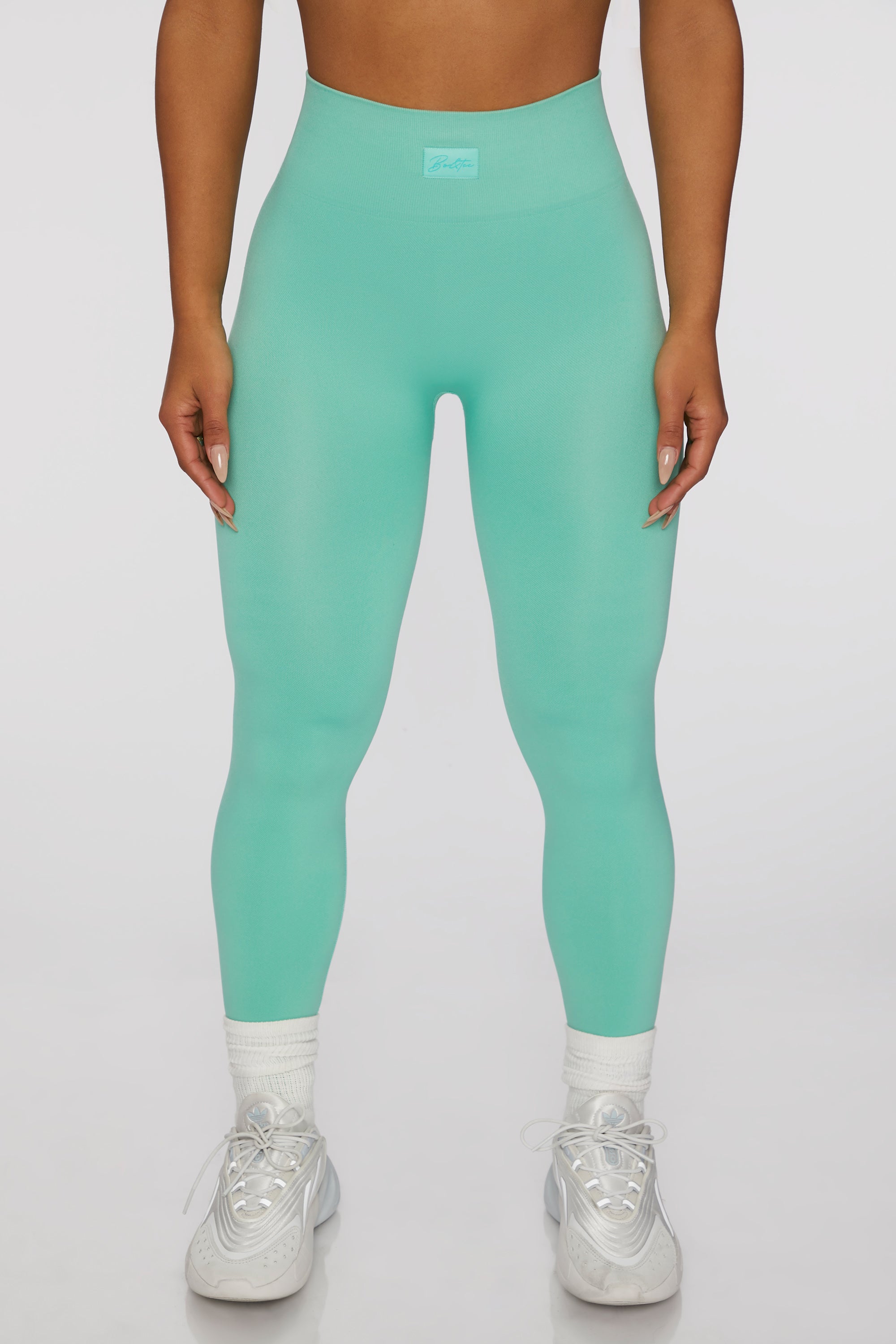Thin Skin Leggings in Teal!! @tayione is simply perfection 🙌🏽🙌🏽🙌🏽 now  stocked! Shop now at www.poshsnob.com or clicking link in bio 💎💎 #leggings  #yoga