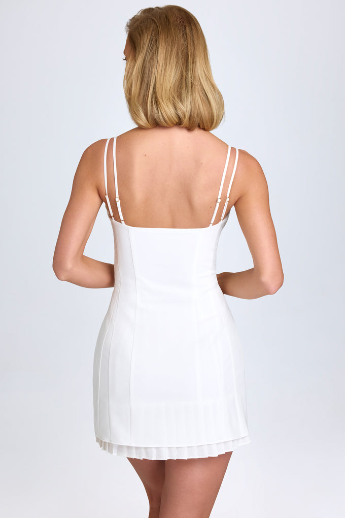 Mini-robe plissée avec nœud en blanc