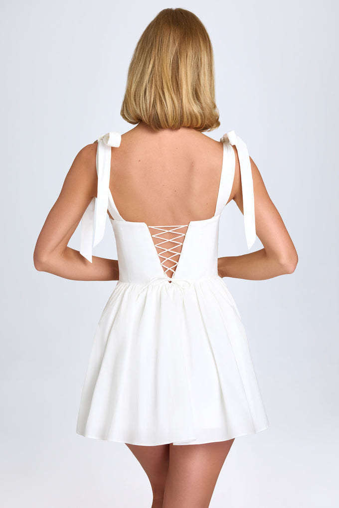 Mini-robe corset froncée en blanc