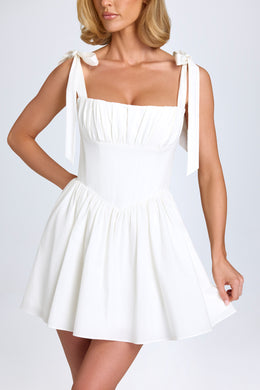 Mini-robe corset froncée en blanc