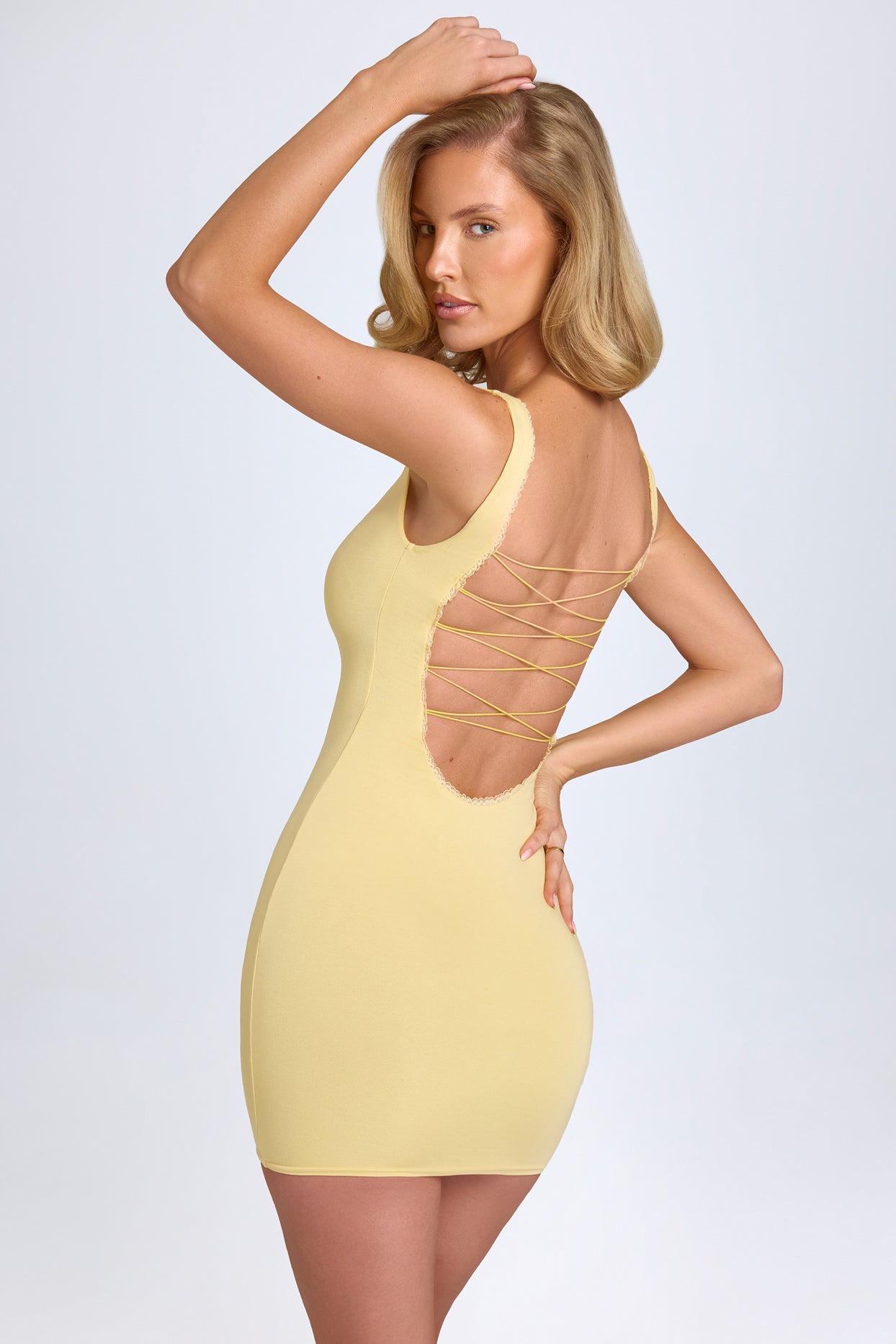 Mini-robe moulante à bordure en dentelle de modal, jaune pastel