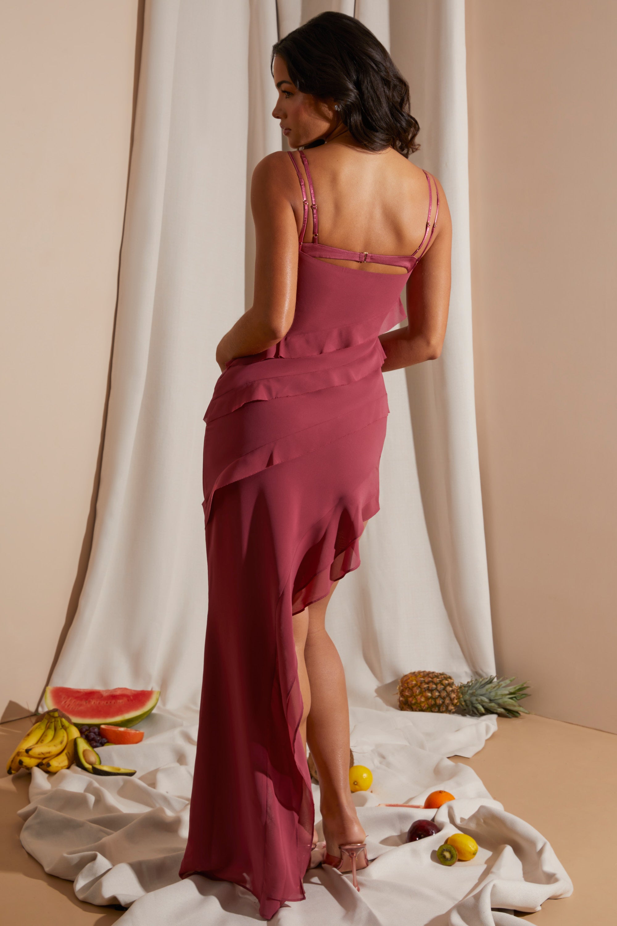 Robe longue asymétrique à volants et bretelles multiples en mauve foncé