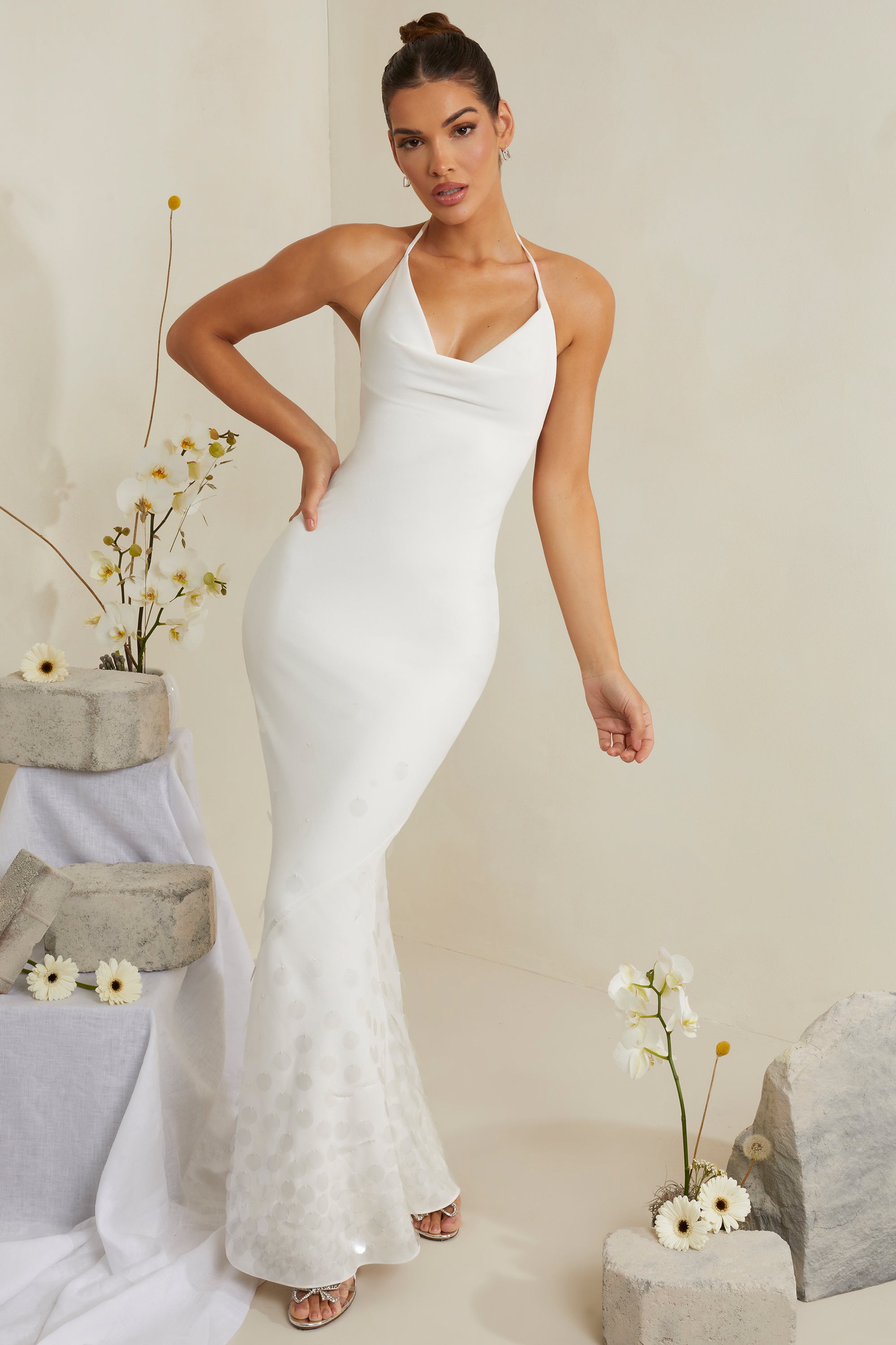 Robe longue en satin ornée à col bénitier en blanc