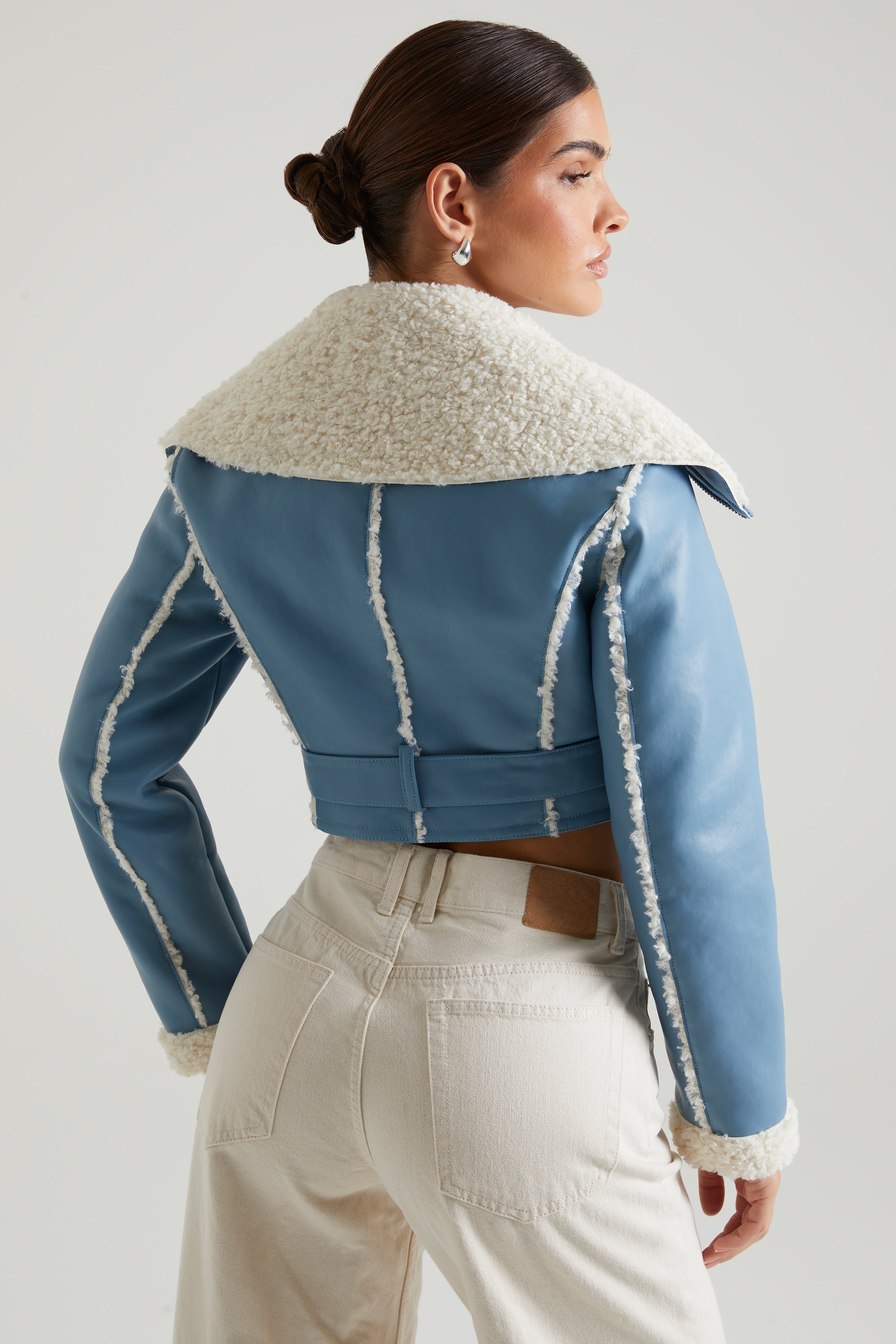 Veste avec col et bordure en peau de mouton retournée en bleu