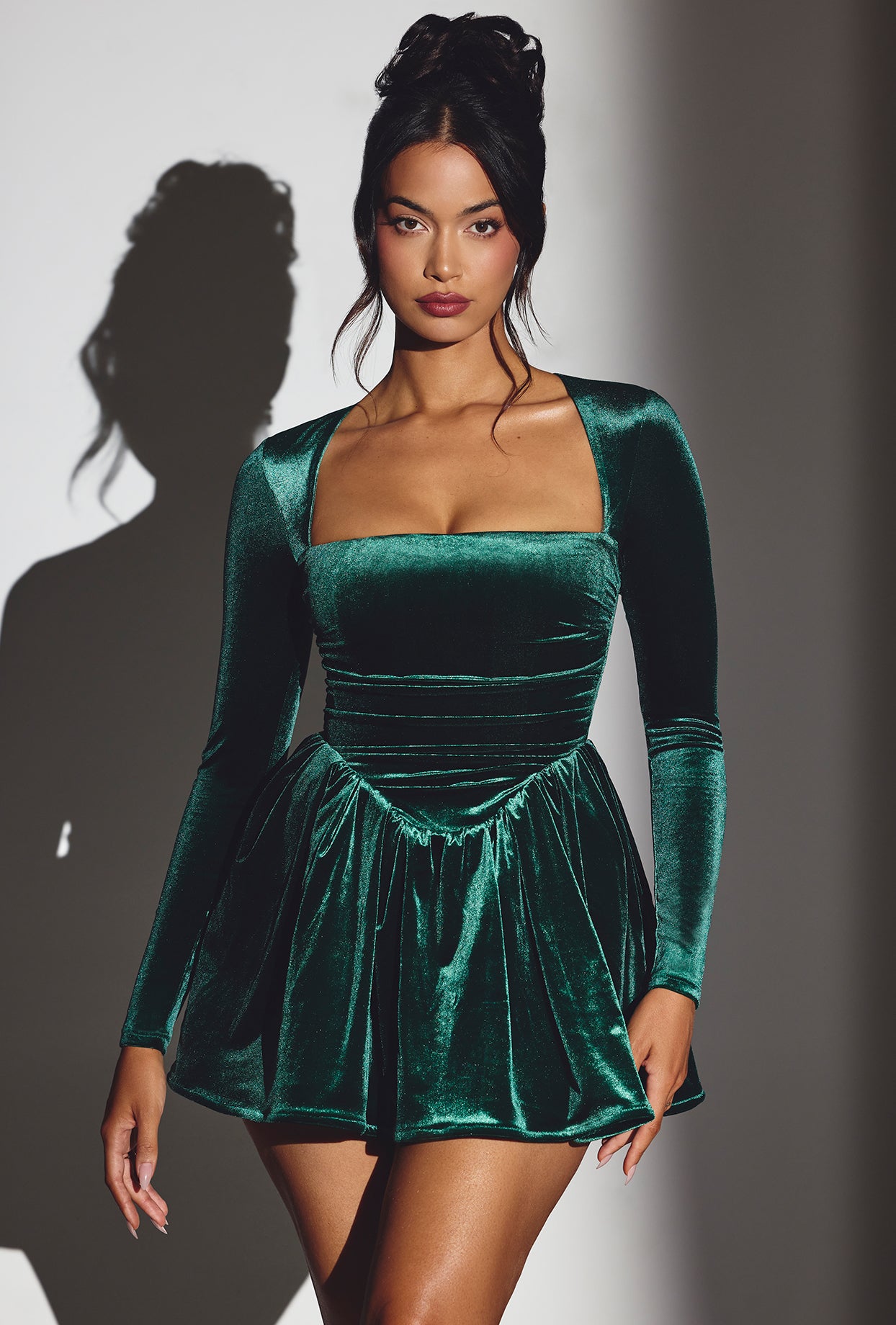 Mini-robe corset à manches longues en velours vert émeraude