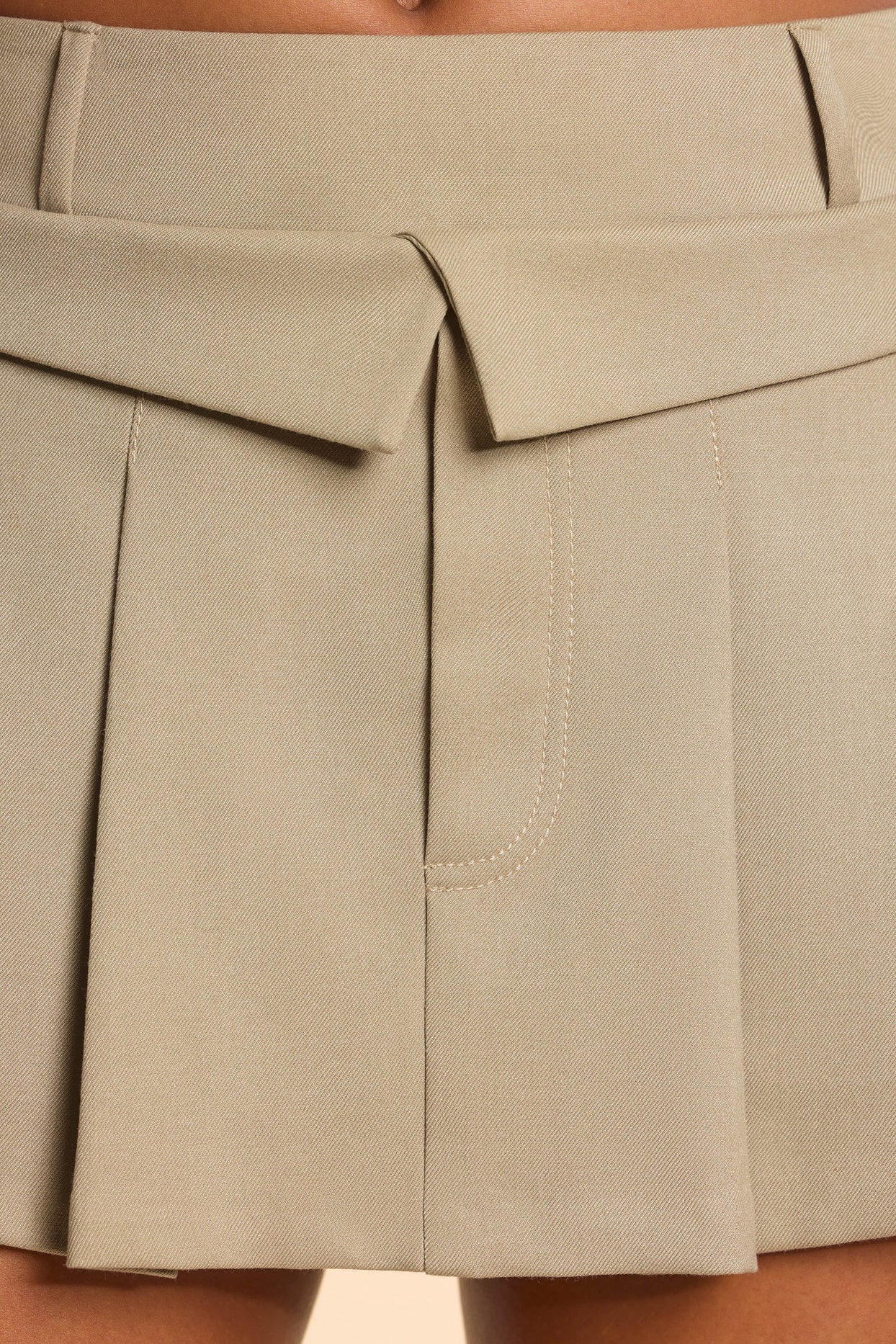 Plisowana spódnica mikro mini ze szczotkowanego diagonalu ze średnim stanem w kolorze taupe