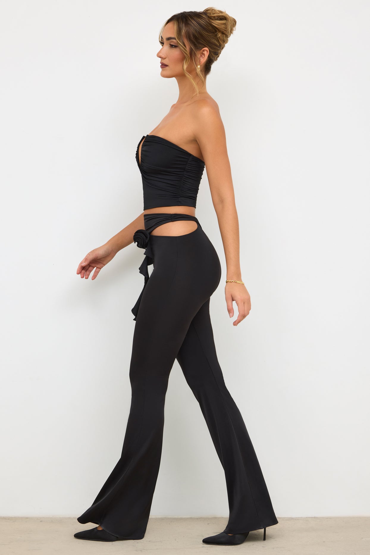 Petite - Pantalon évasé taille mi-haute en jersey de qualité supérieure avec détail de roses - Noir