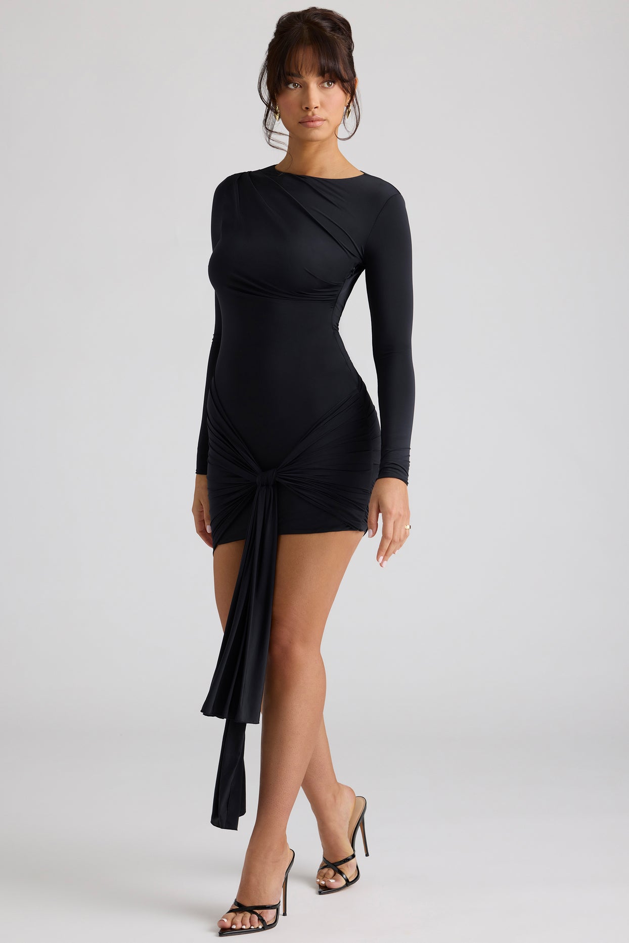 Drapowana mini sukienka z długim rękawem w kolorze czarnym