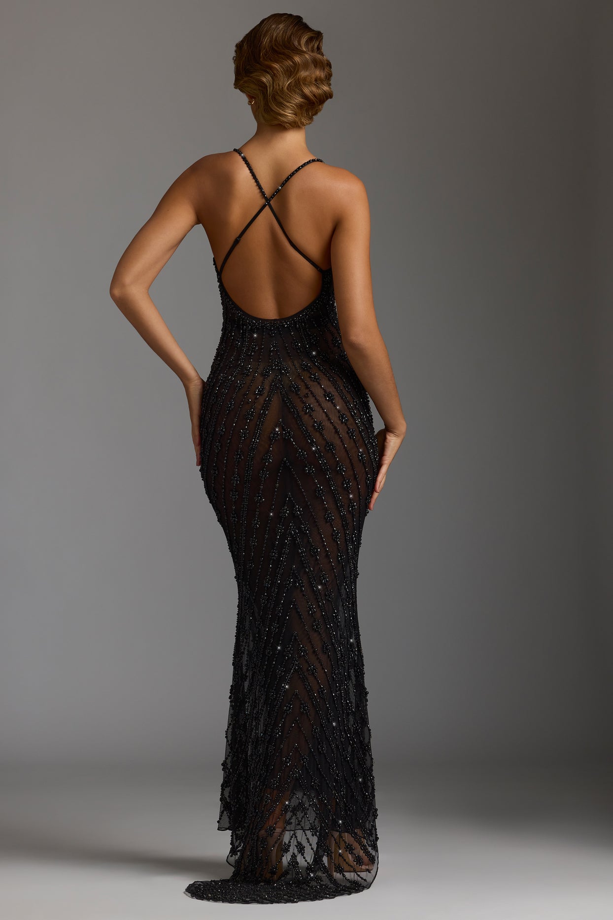 Robe de soirée transparente ornée à la main en noir