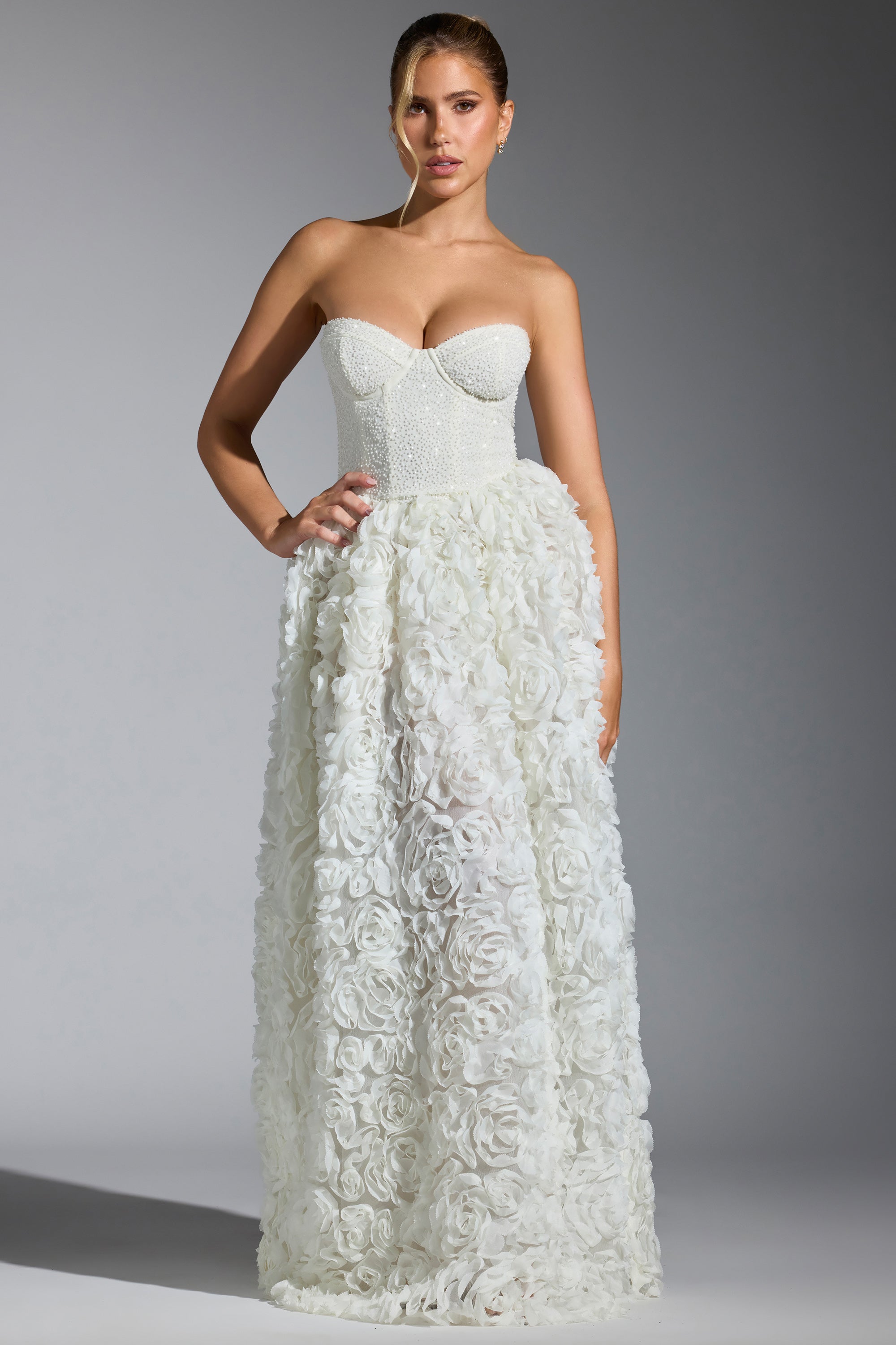 Robe corset ornée d'appliqués floraux en blanc