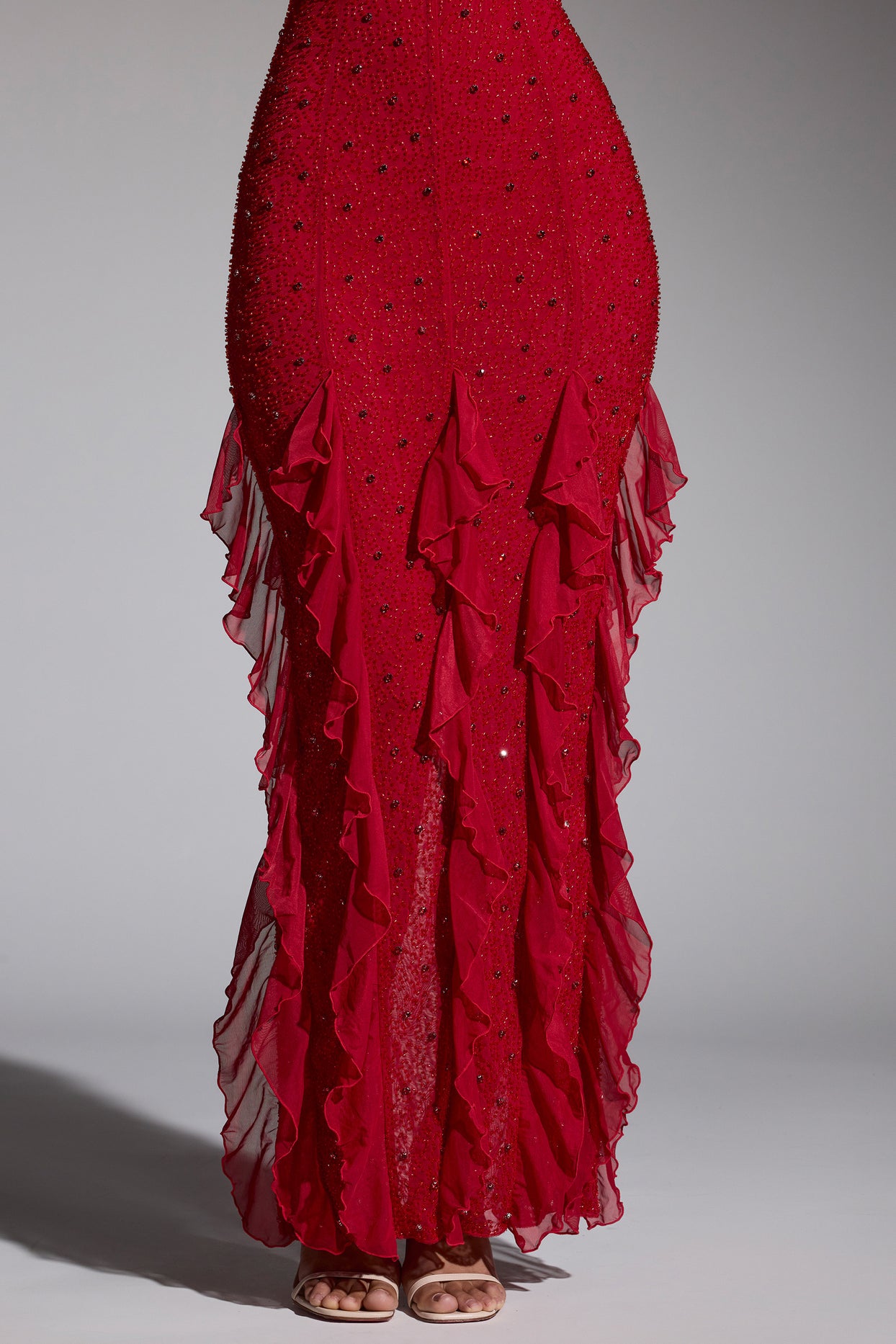 Zdobiona sukienka maxi z dekoltem typu halter i falbaną w kolorze czerwonym