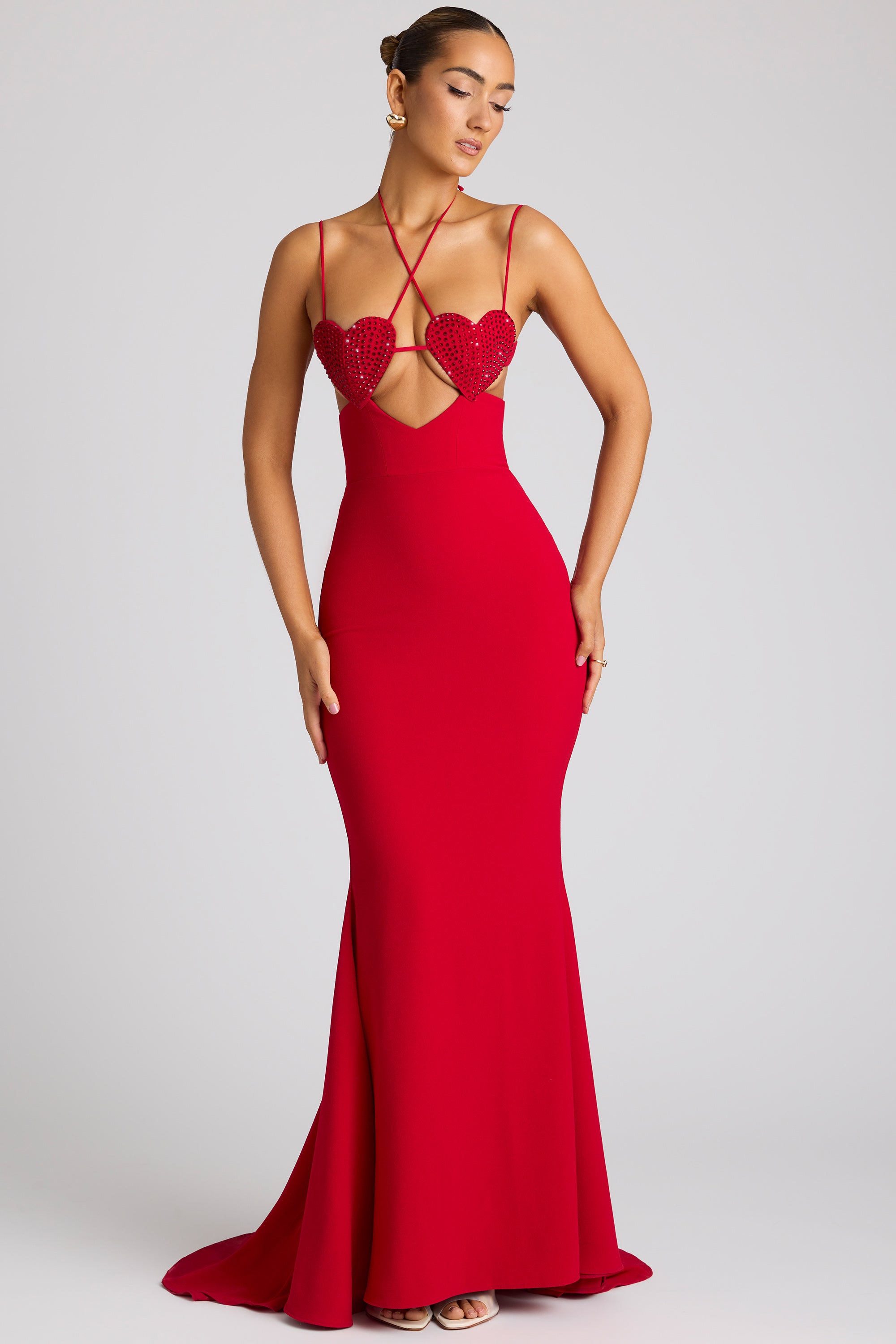 Robe de soirée ornée de détails de coupe en forme de cœur en rouge feu