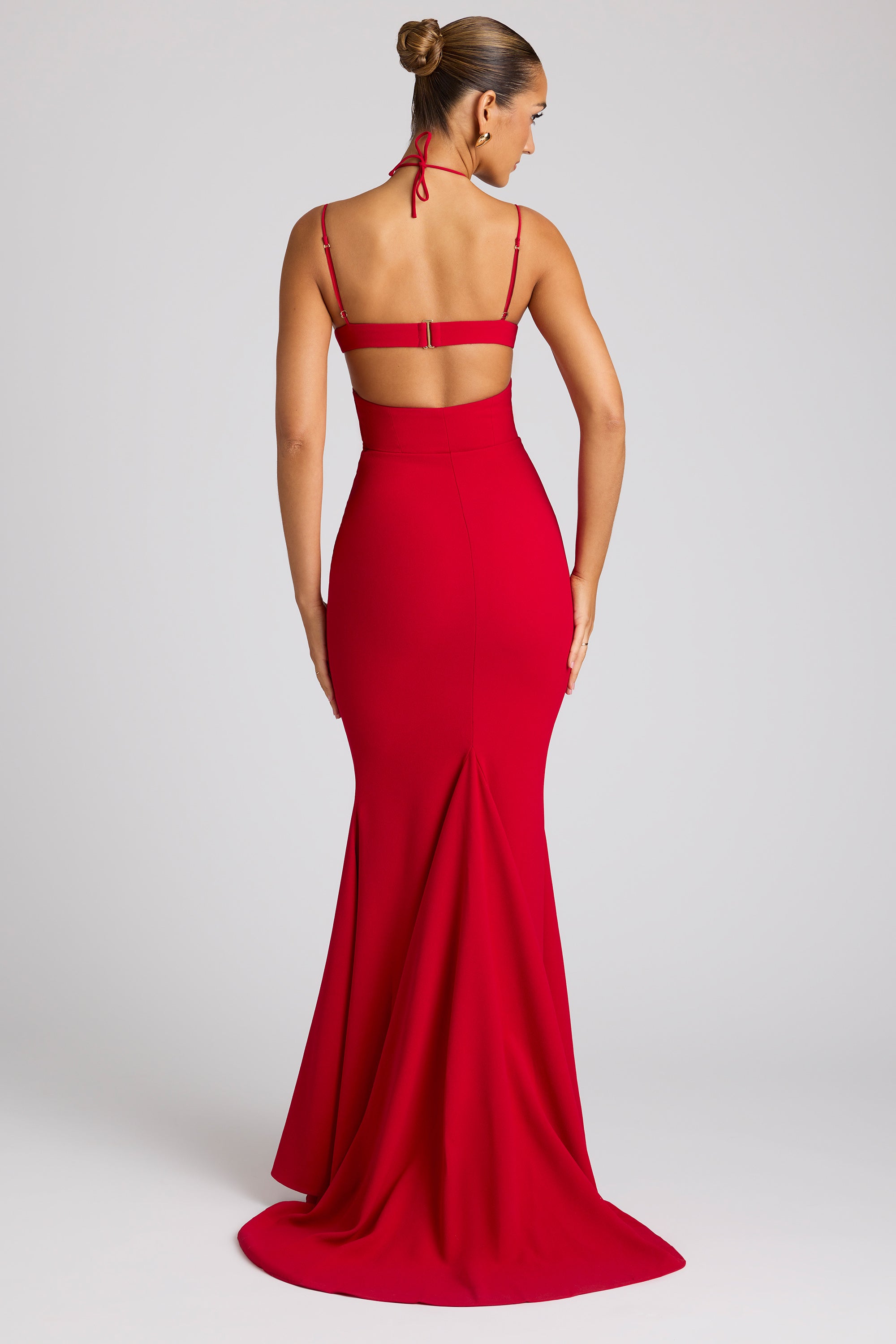 Robe de soirée ornée de détails de coupe en forme de cœur en rouge feu