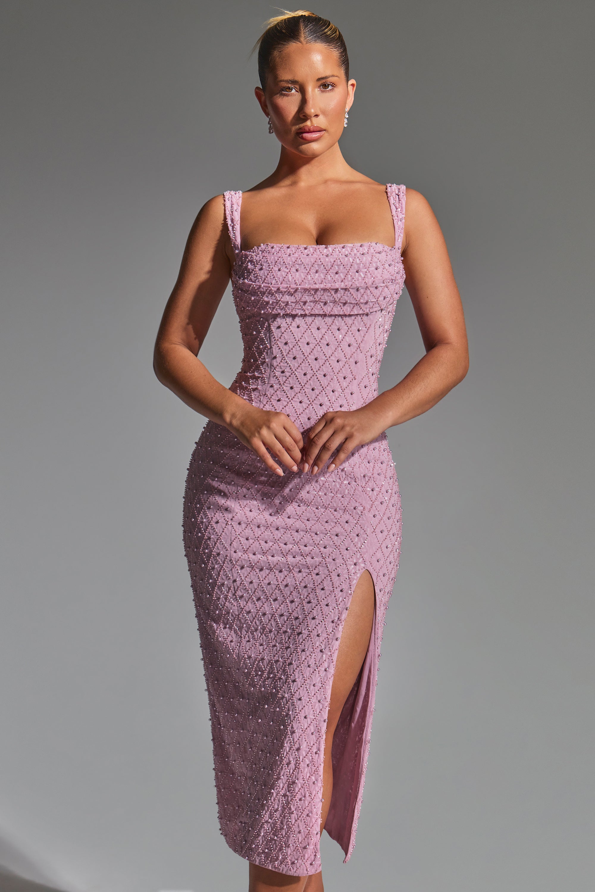 Robe mi-longue ornée à col bénitier en mauve