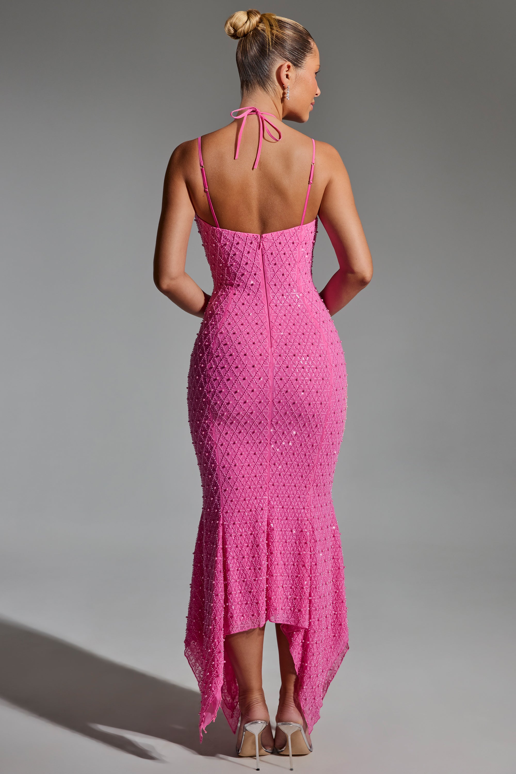 Robe mi-longue asymétrique ornée de découpes en rose vif