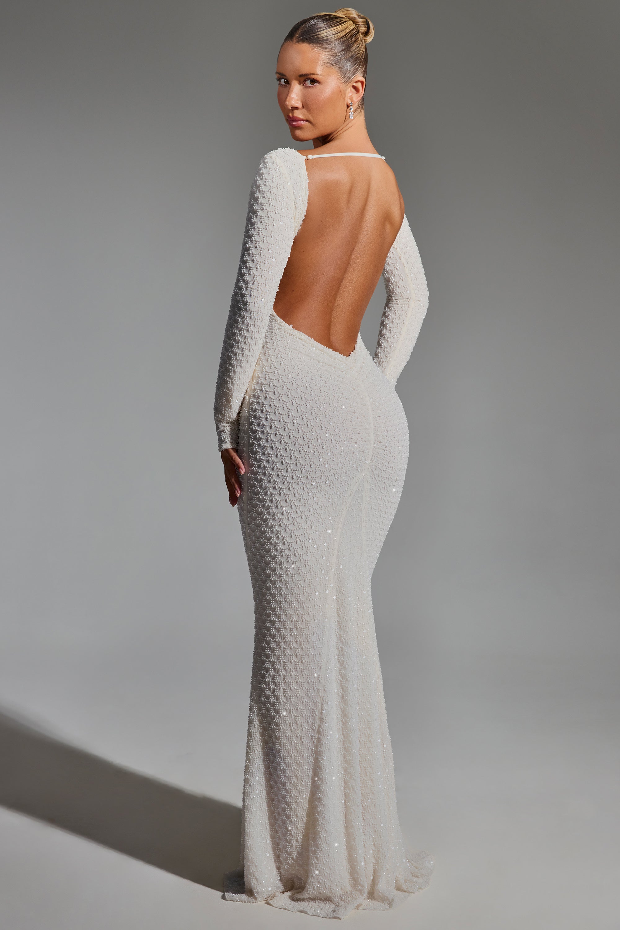 Robe ornée à dos ouvert en blanc