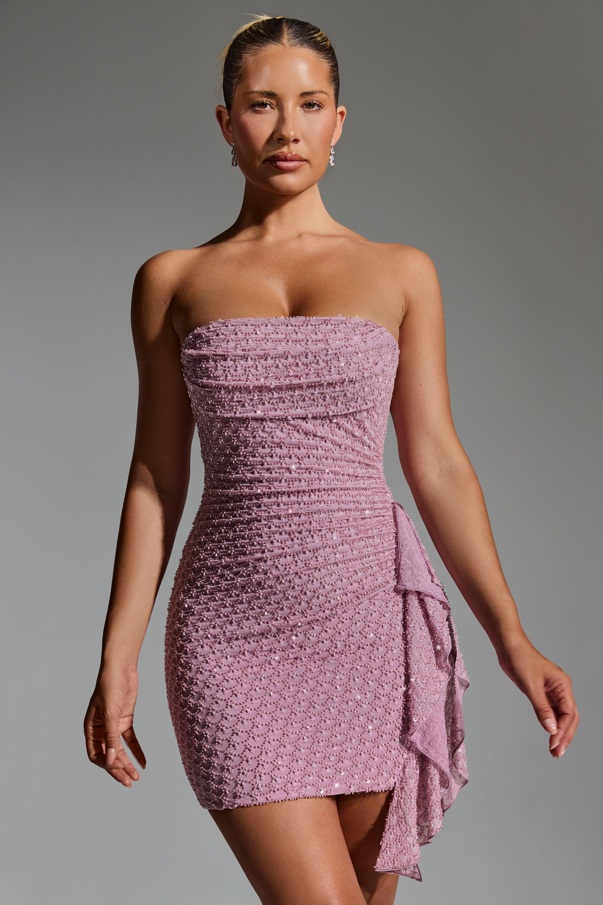 Mini-robe bandeau ornée à volants et col bénitier en mauve