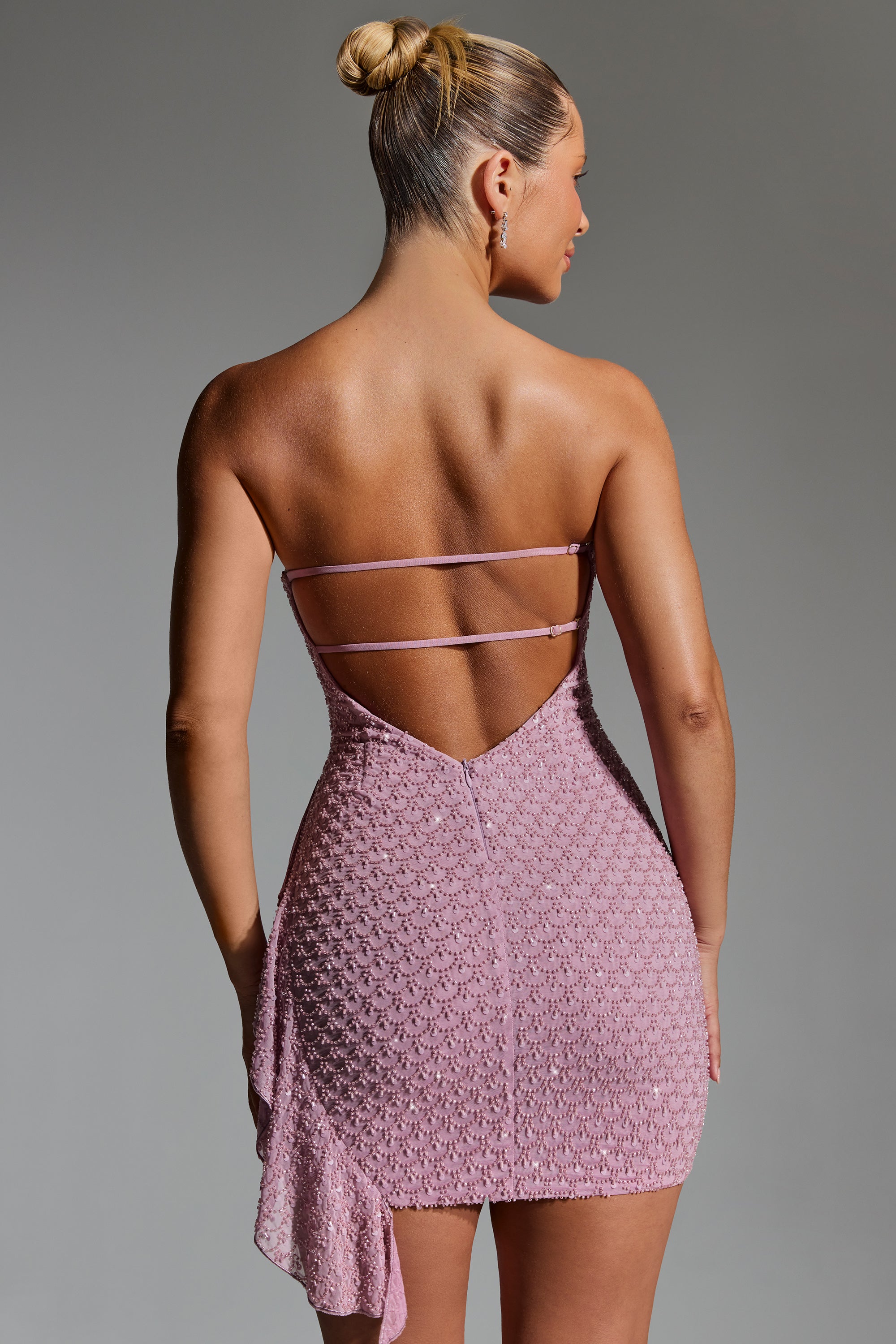 Mini-robe bandeau ornée à volants et col bénitier en mauve