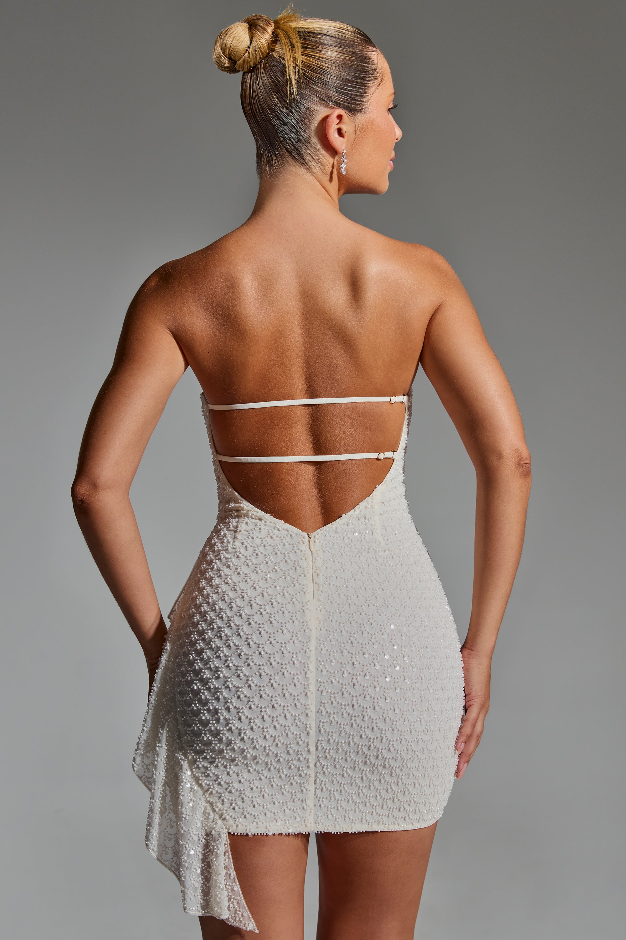 Mini-robe bandeau ornée à volants et col bénitier en blanc