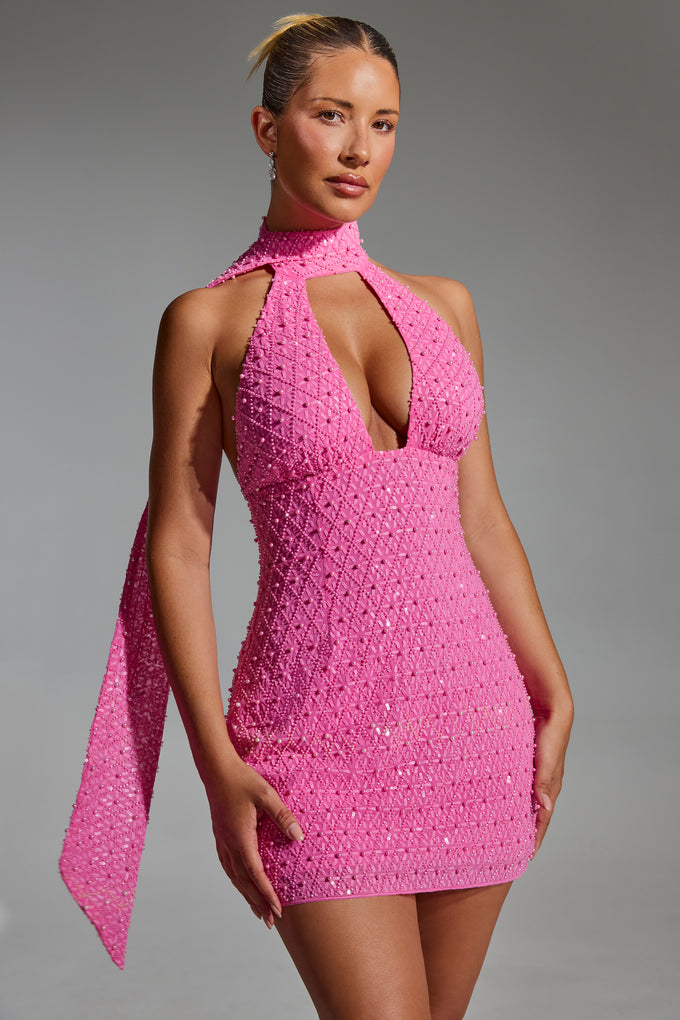 Mini-robe dos nu ornée d'une écharpe en rose vif