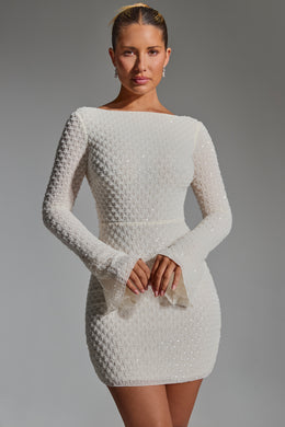 Mini-robe trapèze ornée à dos ouvert en blanc