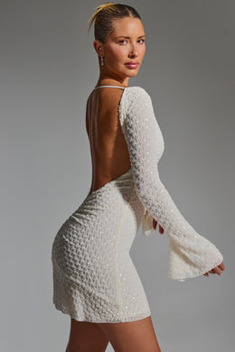 Mini-robe trapèze ornée à dos ouvert en blanc