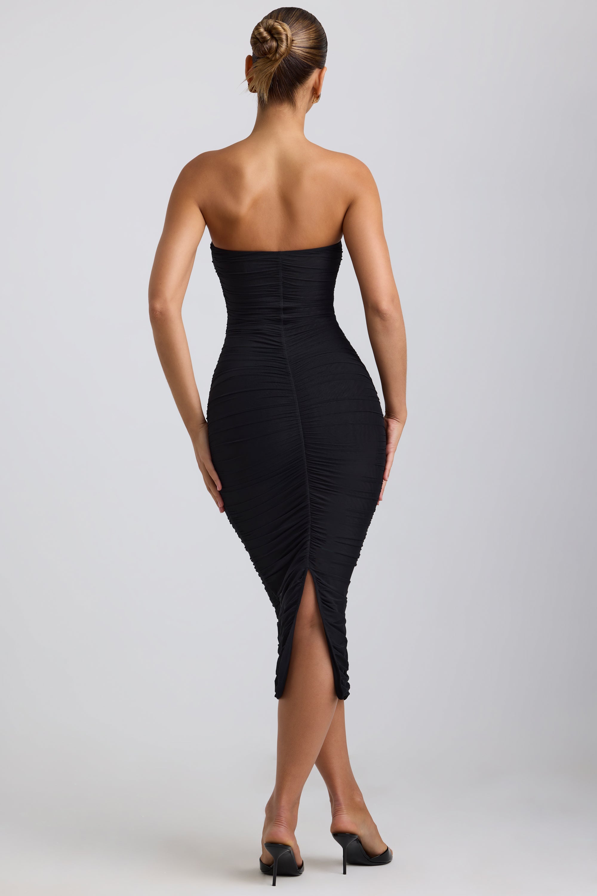 Robe mi-longue sans bretelles froncée avec détails métalliques en noir