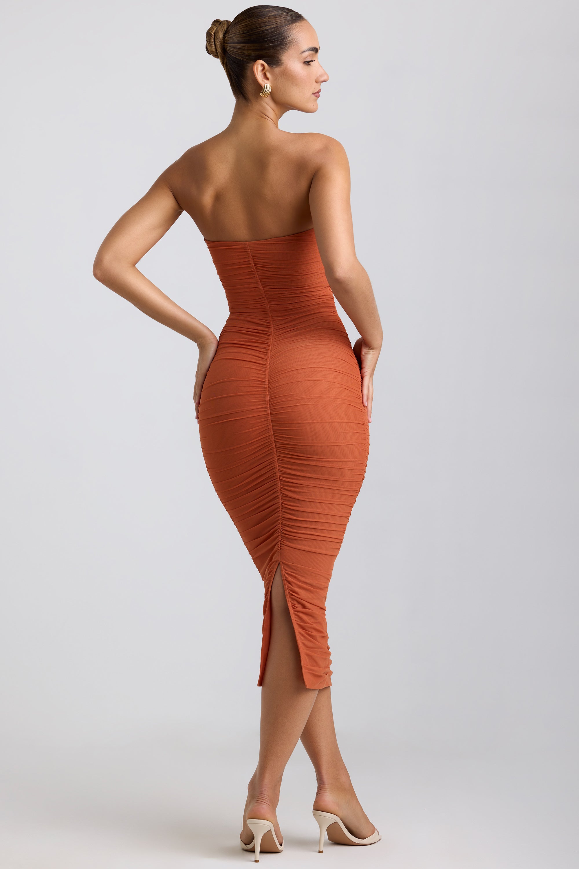 Robe mi-longue sans bretelles froncée avec détails matériels en orange brûlé