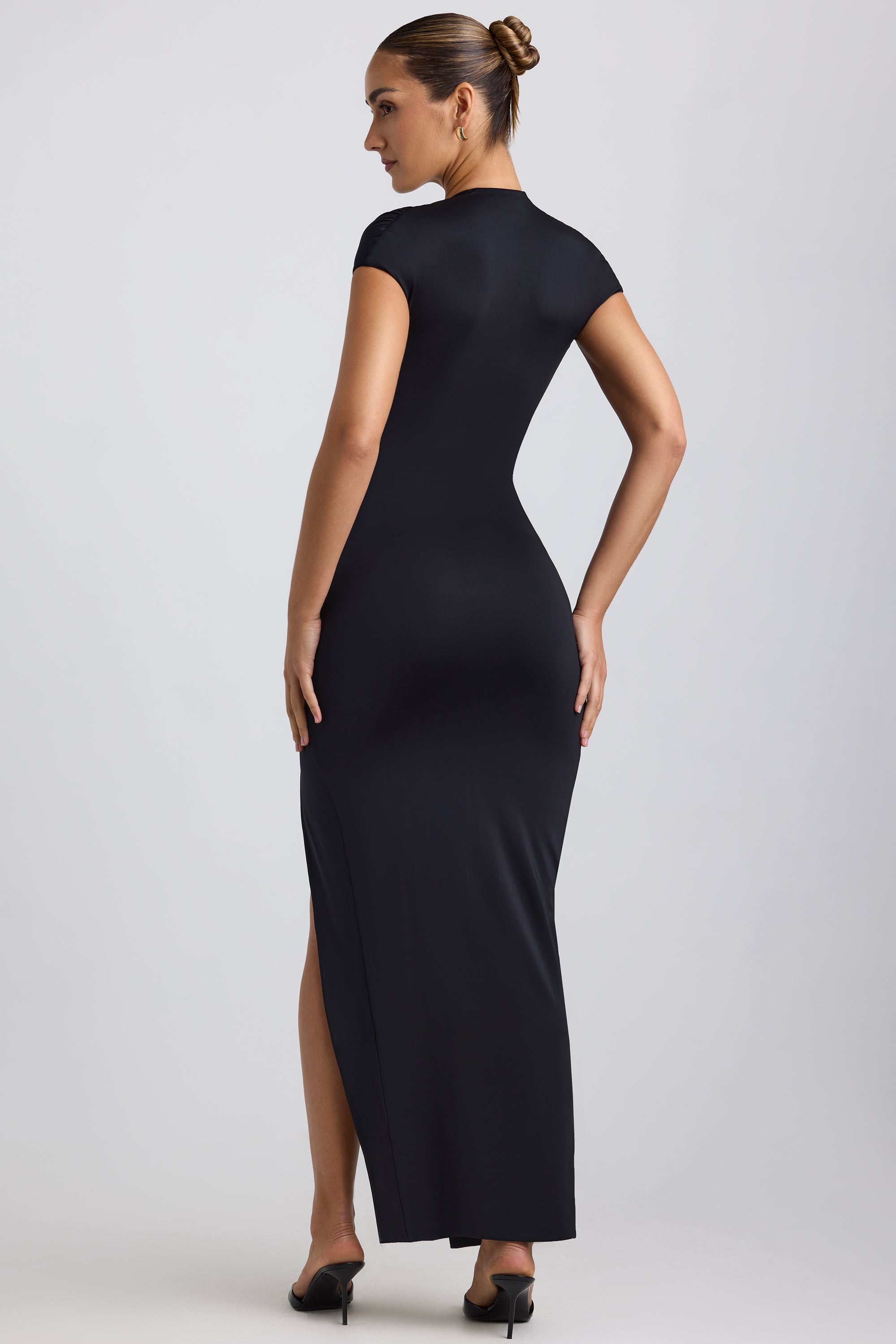 Robe longue en jersey moulant à décolleté plongeant et détail matériel en noir