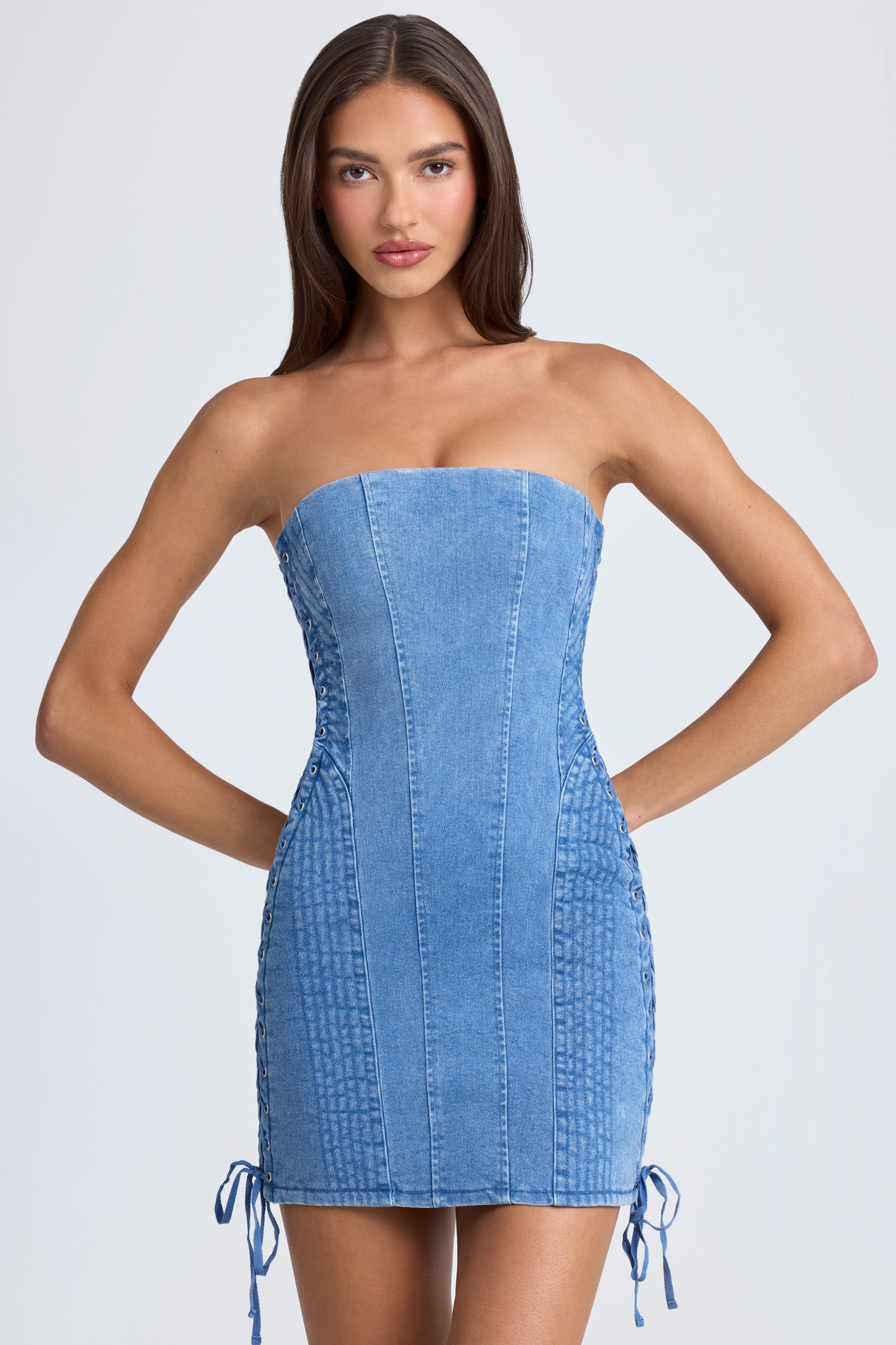 Mini-robe bandeau à lacets en délavage bleu moyen