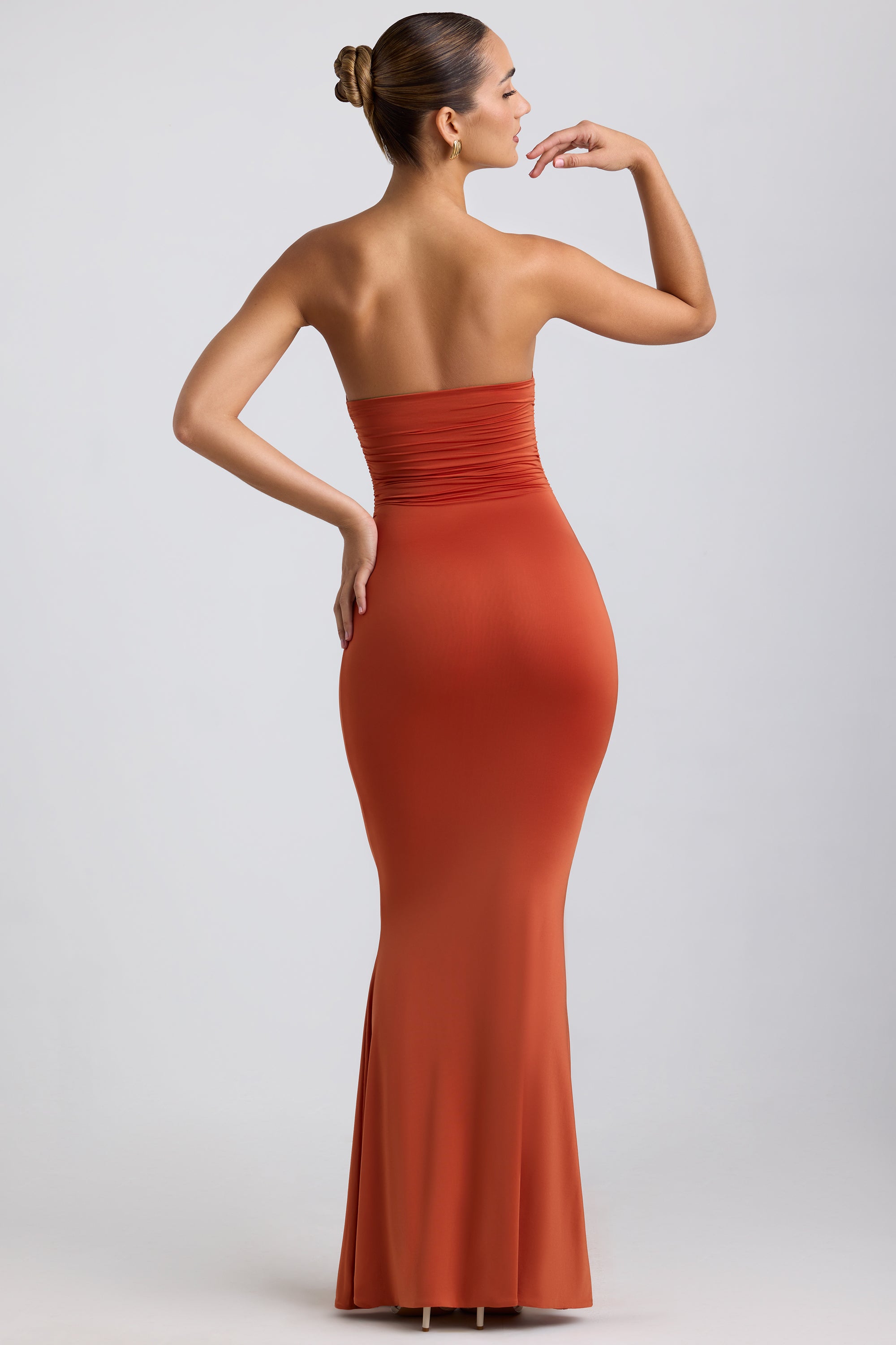 Robe longue sans bretelles en jersey moulant avec détail matériel en orange brûlé