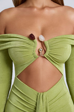 Mini-robe découpée à épaules dénudées et détail matériel en vert olive