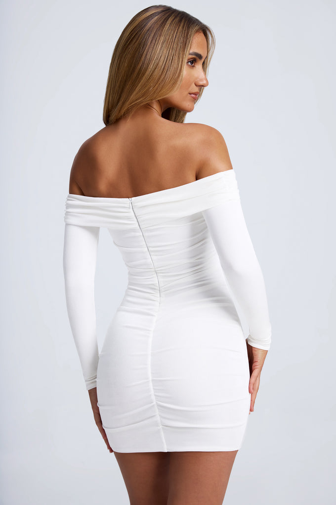 Mini-robe découpée à épaules dénudées et détail matériel en blanc