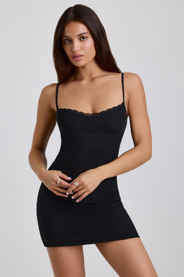 Czarna prążkowana modalna sukienka mini z koronkowym wykończeniem