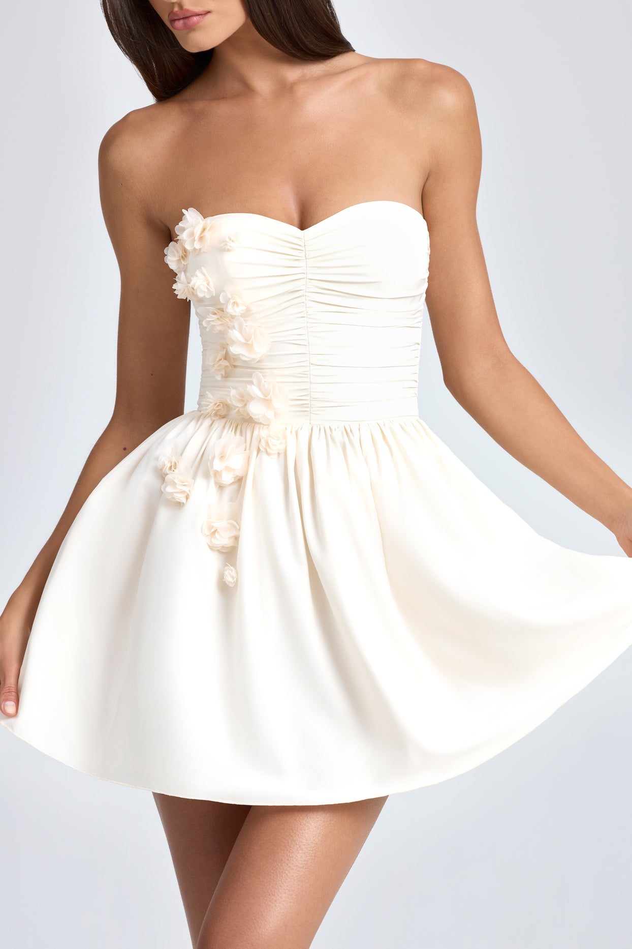 Mini-robe corset bandeau à appliqué floral, ivoire