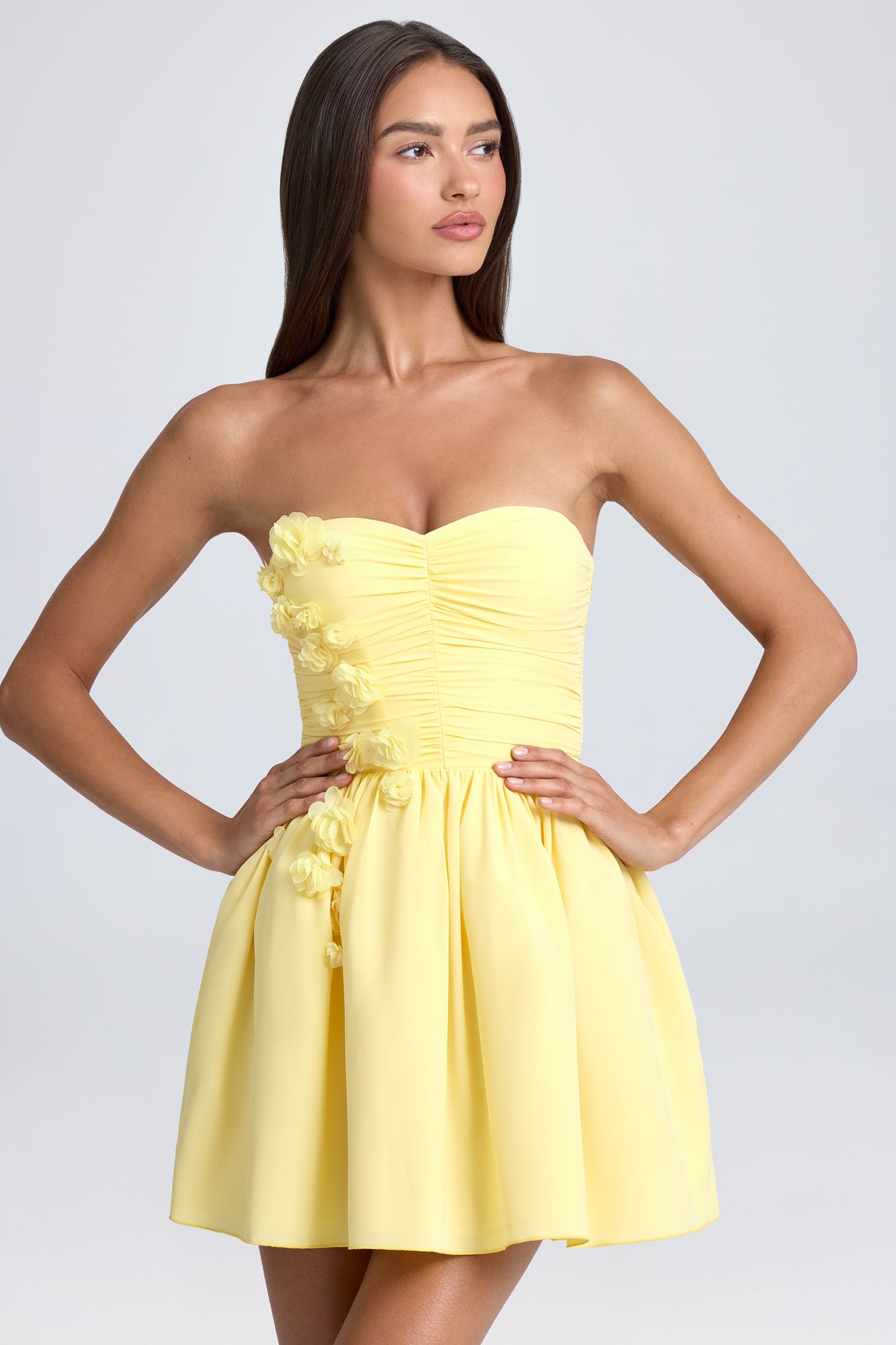Mini-robe corset bandeau à appliqué floral en sorbet citron