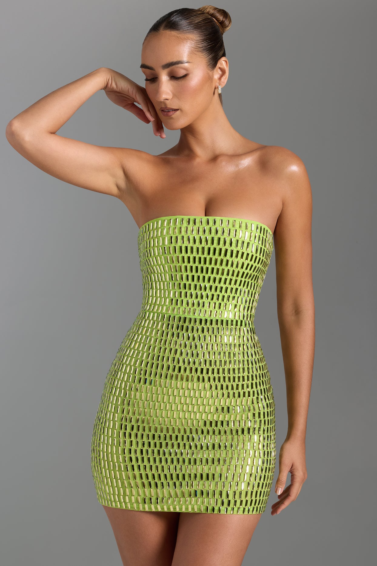 Mini-robe bandeau ornée en vert poire