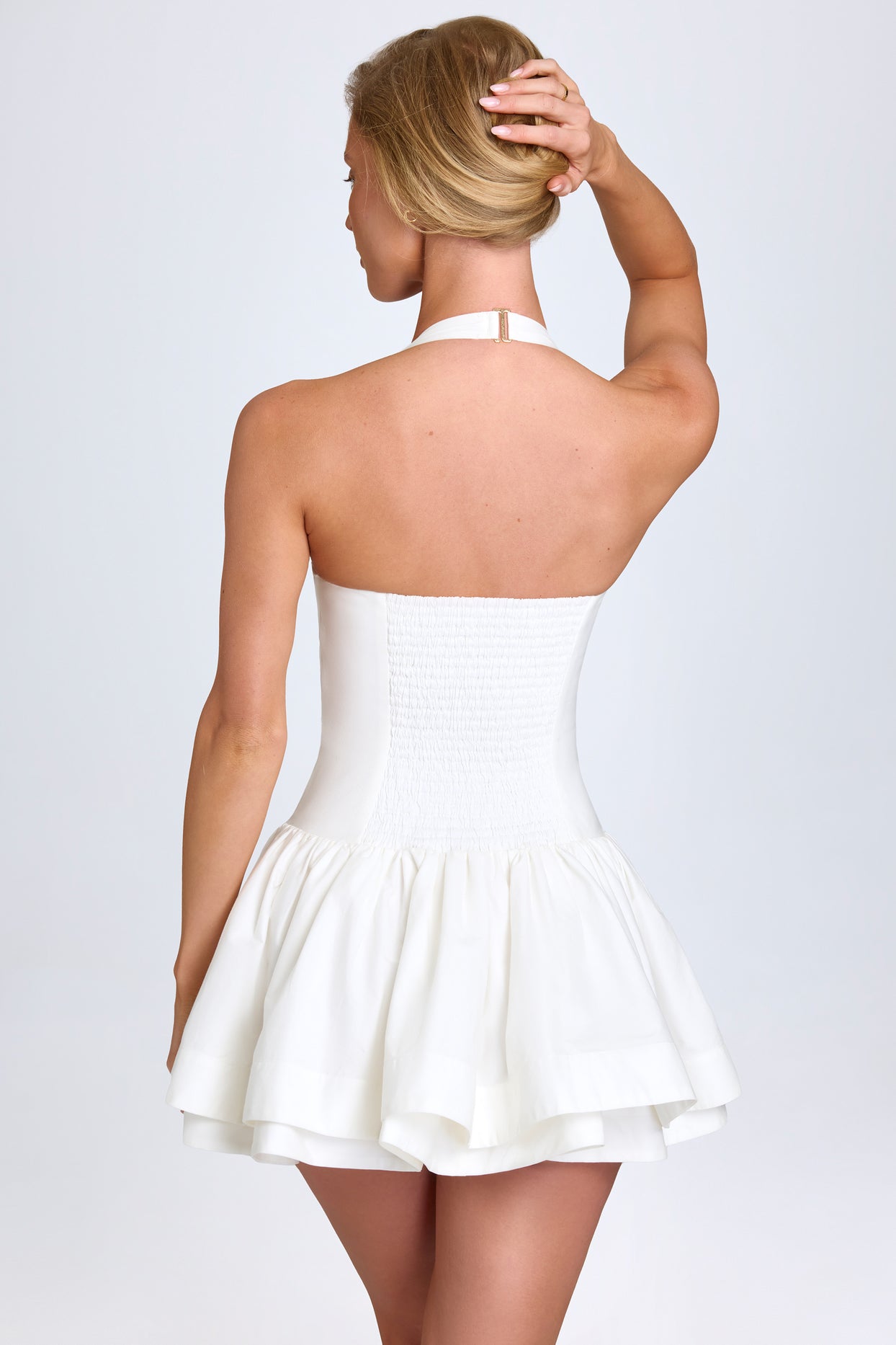 Mini-robe froncée dos nu en blanc