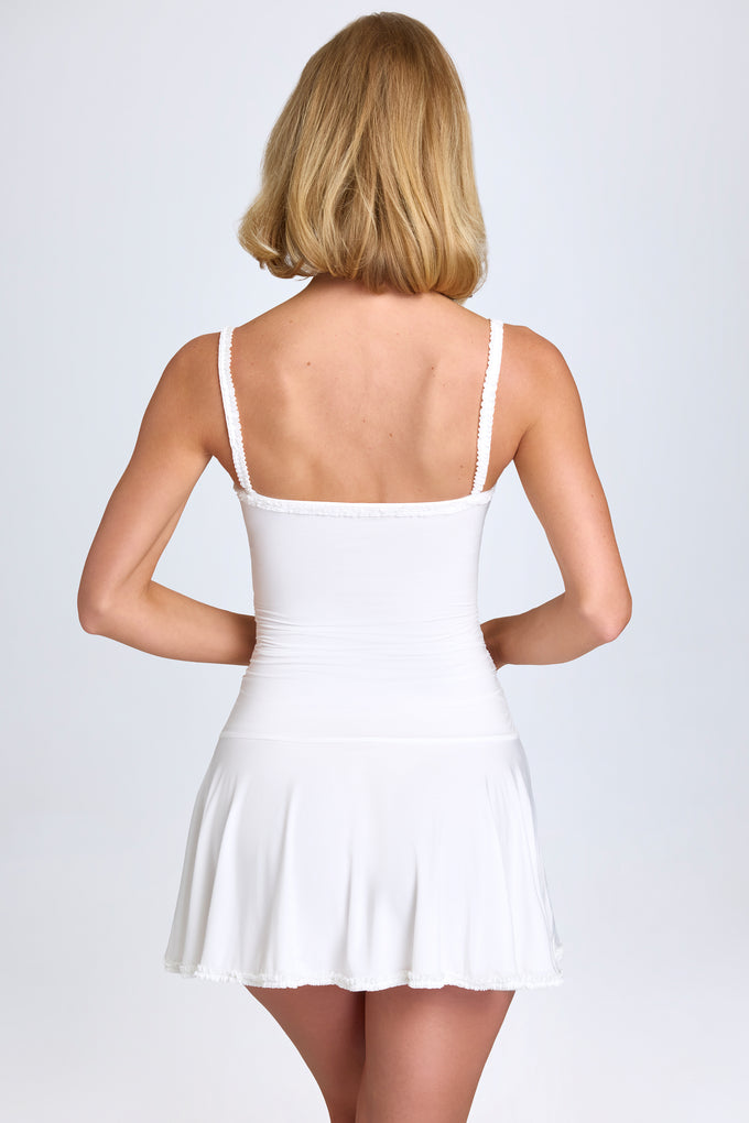 Mini-robe froncée à bordure en dentelle, blanche