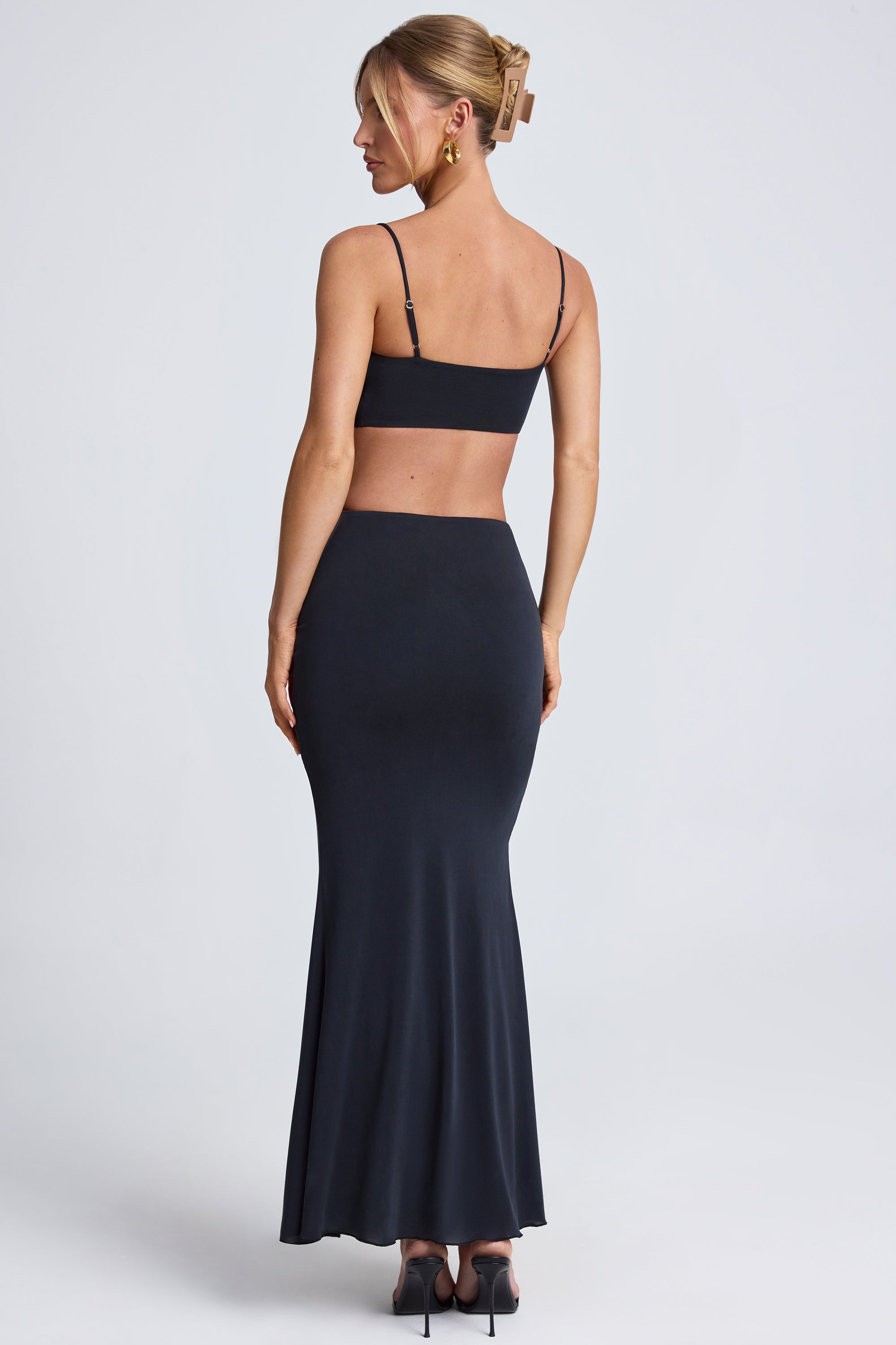 Robe longue découpée avec détails métalliques en noir