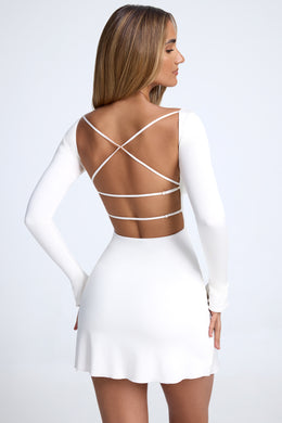 Mini-robe trapèze à dos ouvert en blanc
