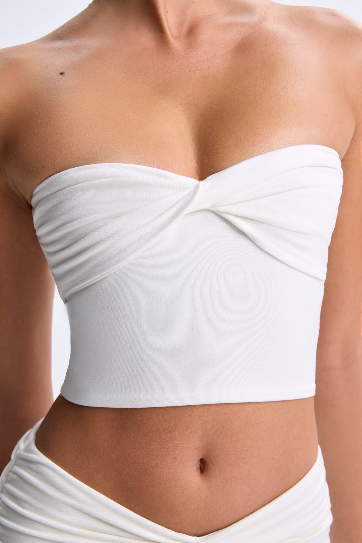 Haut bandeau torsadé sur le devant en blanc