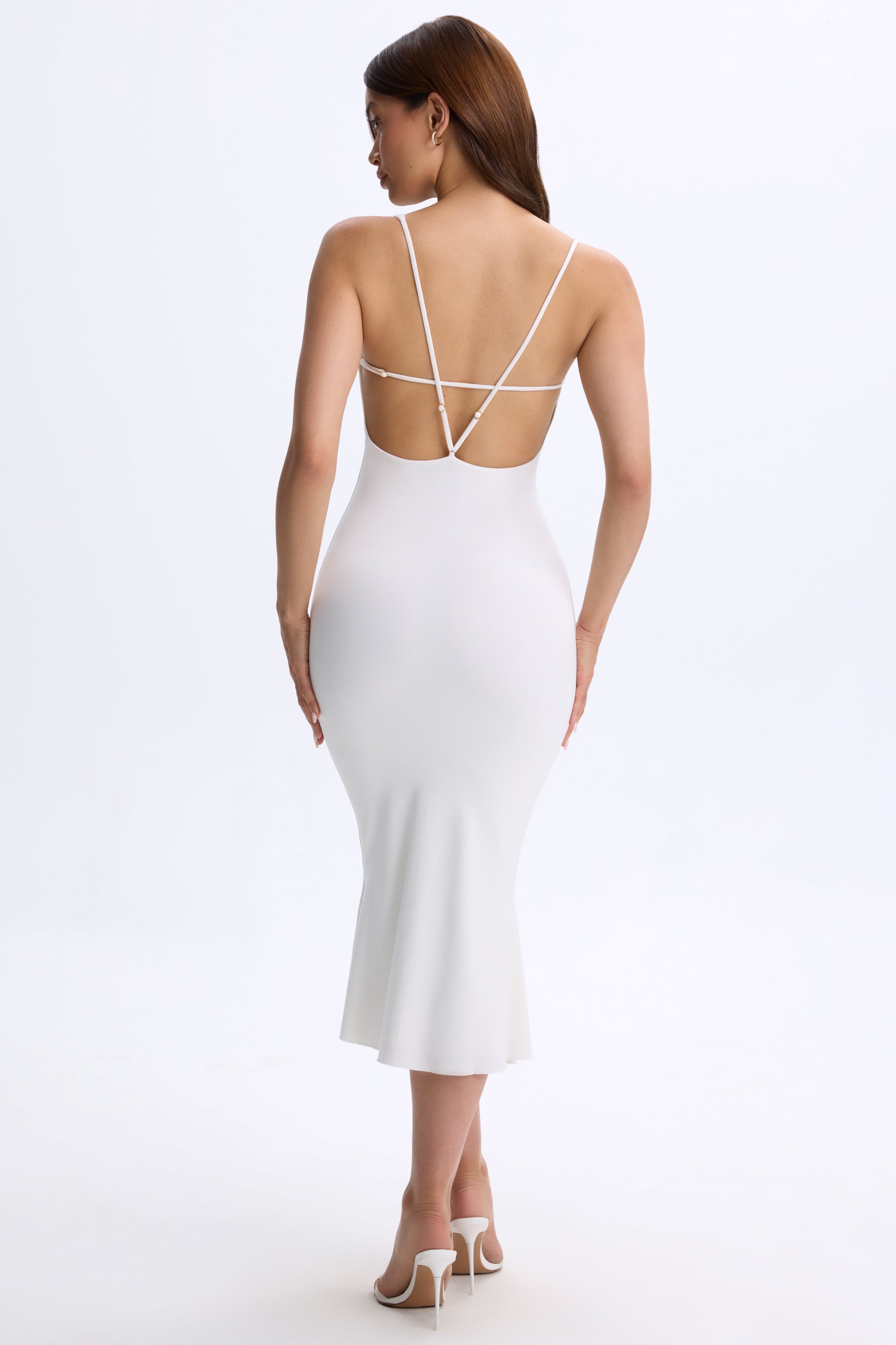 Robe mi-longue à décolleté plongeant et dos ouvert en blanc