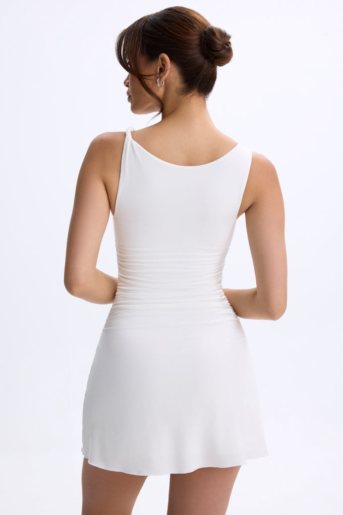 Mini-robe trapèze froncée en blanc