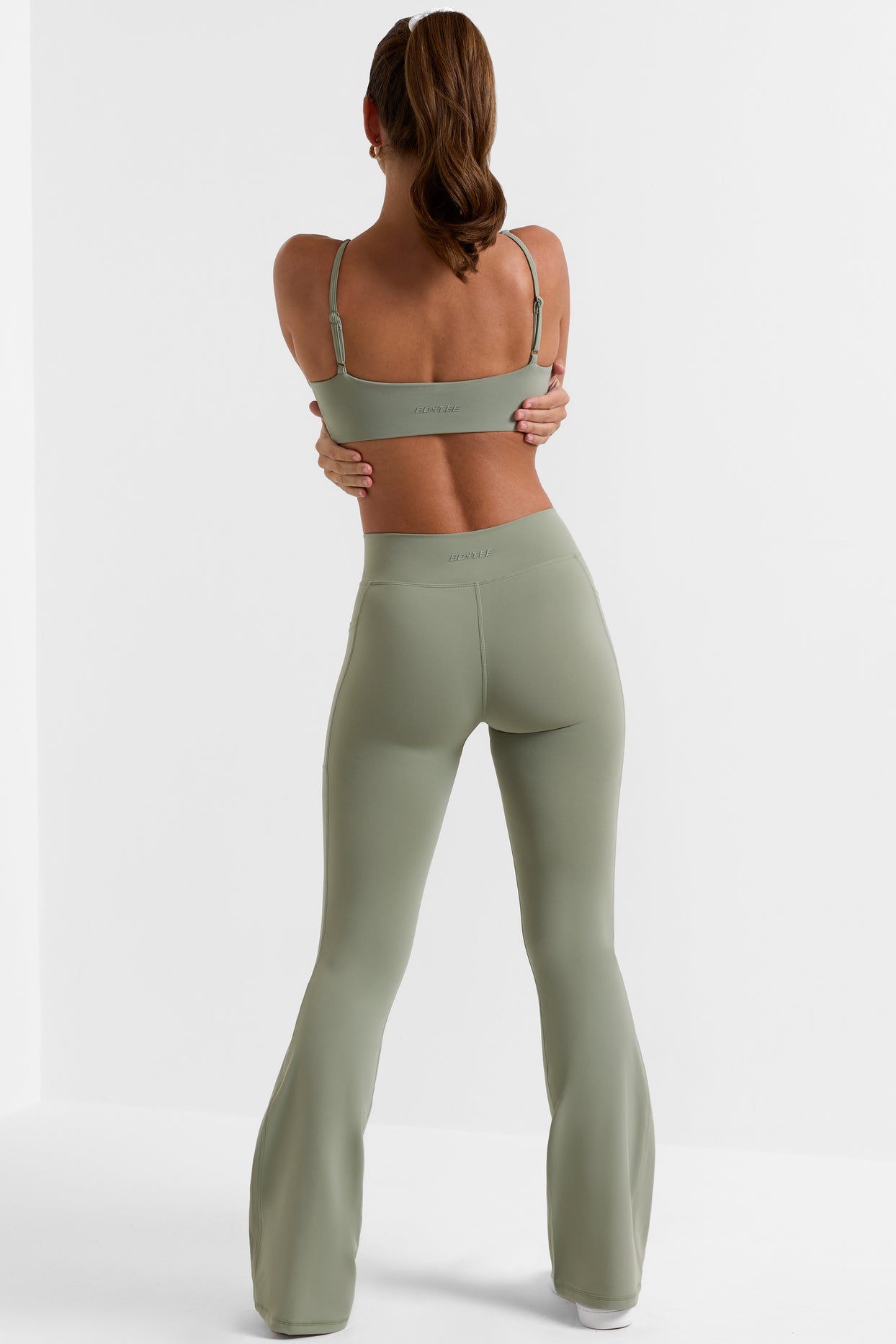 V WAIST FLARED YOGA PANTS WITH POCKETS - Olive / L  Flared yoga pants, Yoga  pants with pockets, Flare leggings