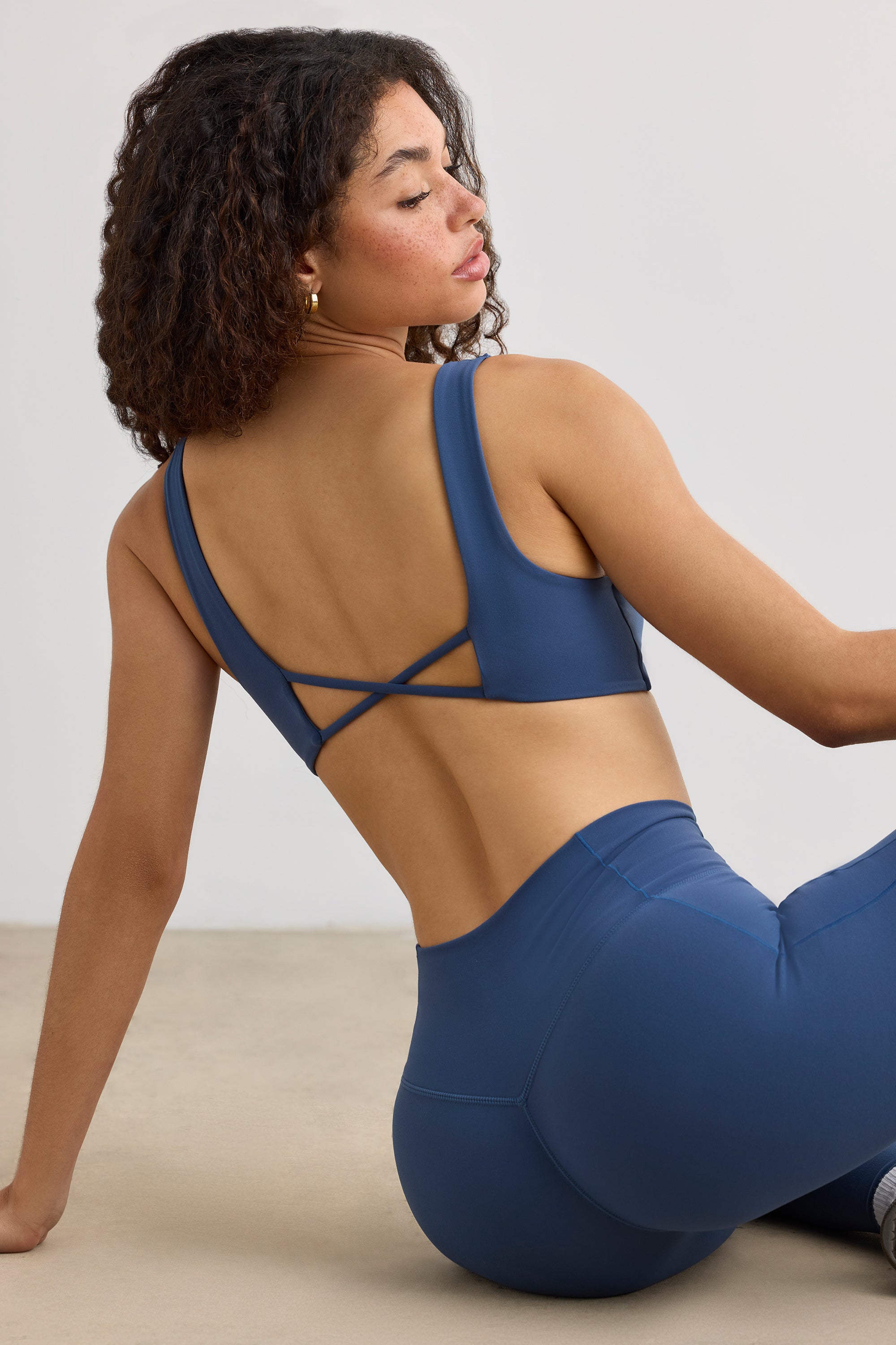 Soutien-gorge de sport doux et actif à col en V, bleu marine délavé