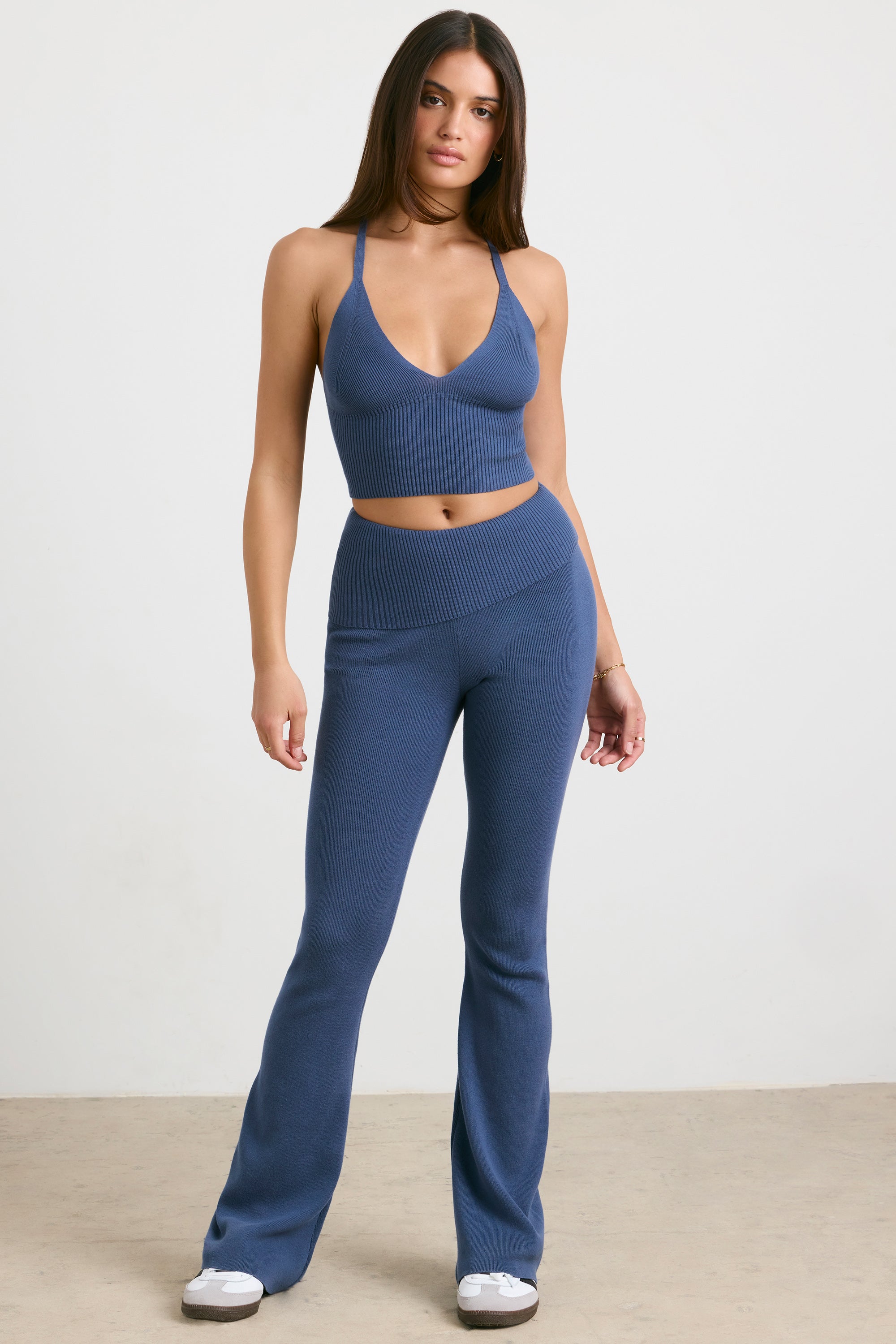 Pantalon évasé en grosse maille en bleu marine délavé