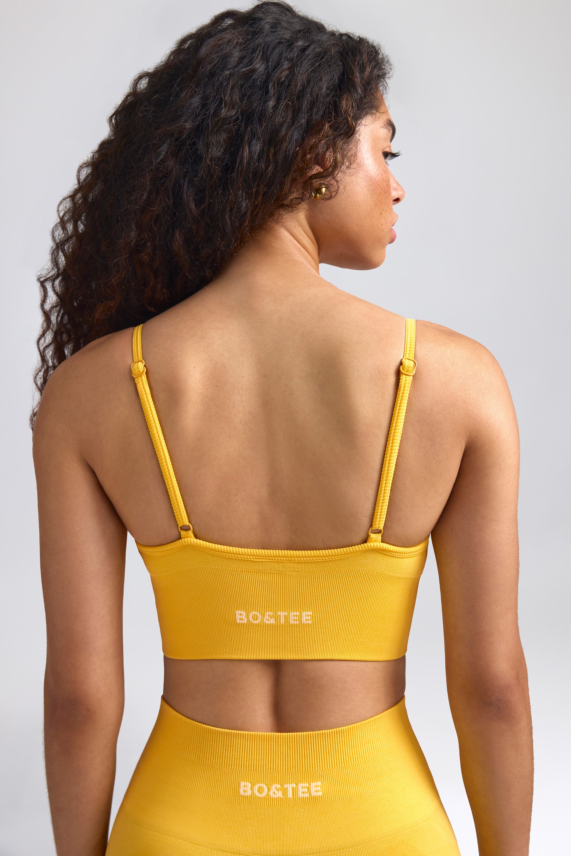 Define Luxe - Soutien-gorge de sport à col en V - Jaune doré