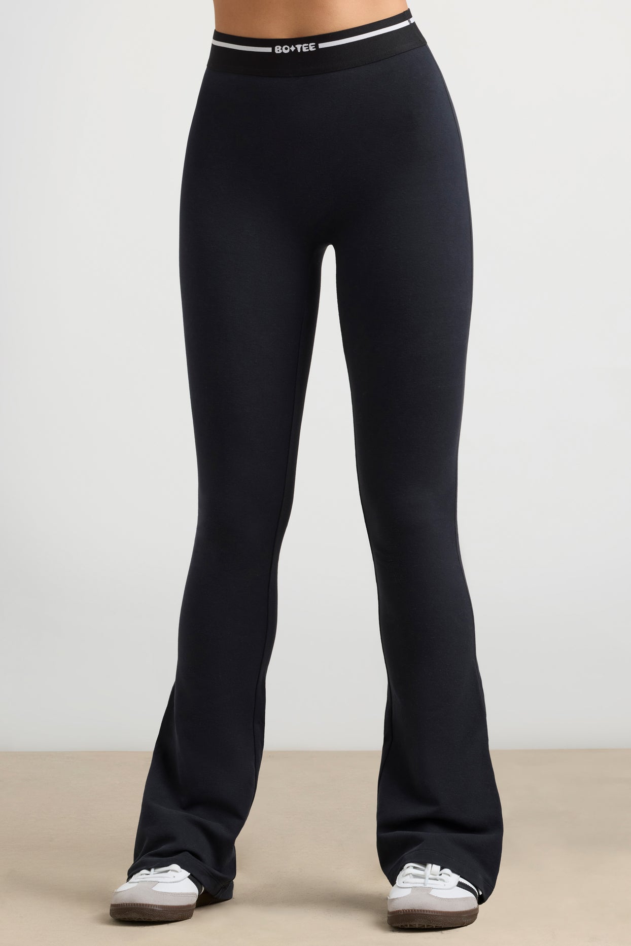 Pantalon évasé taille haute en noir