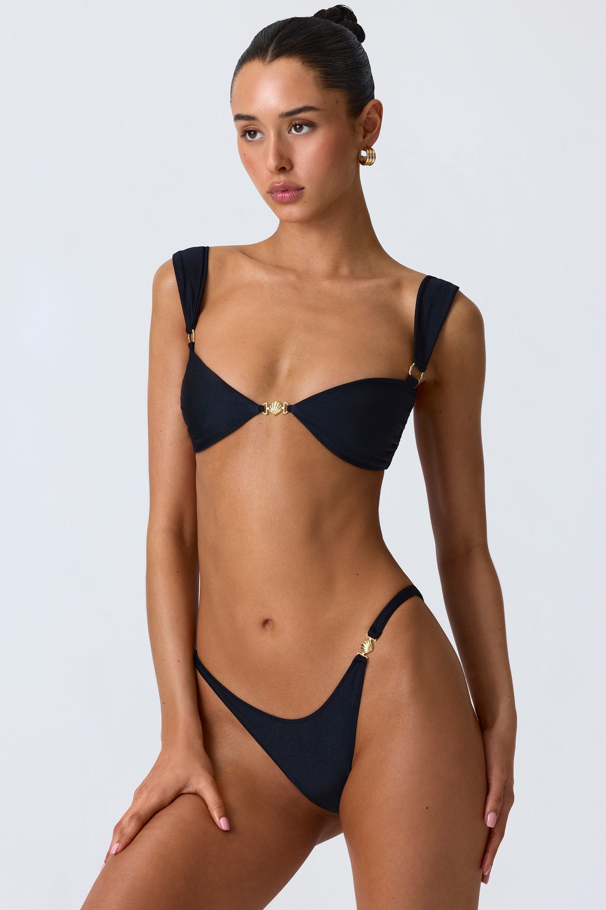Bas de bikini effronté orné en noir